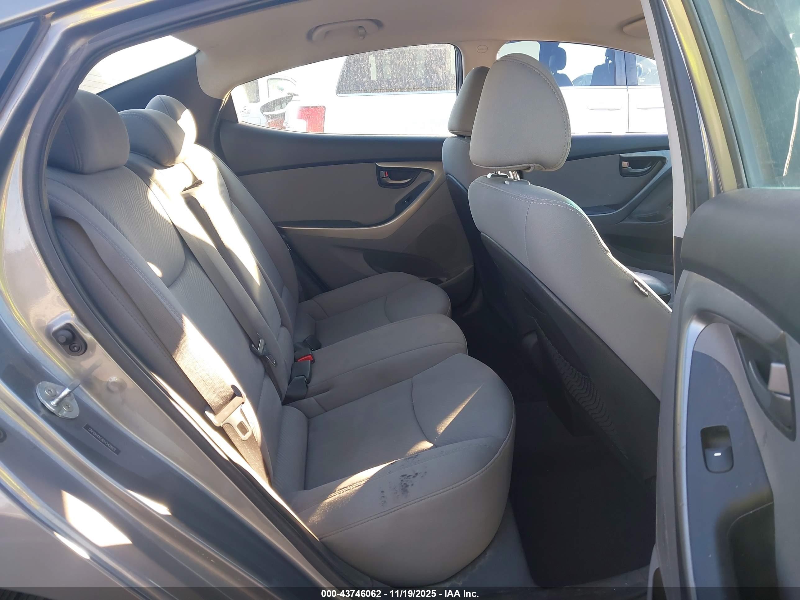 HYUNDAI ELANTRA image 8