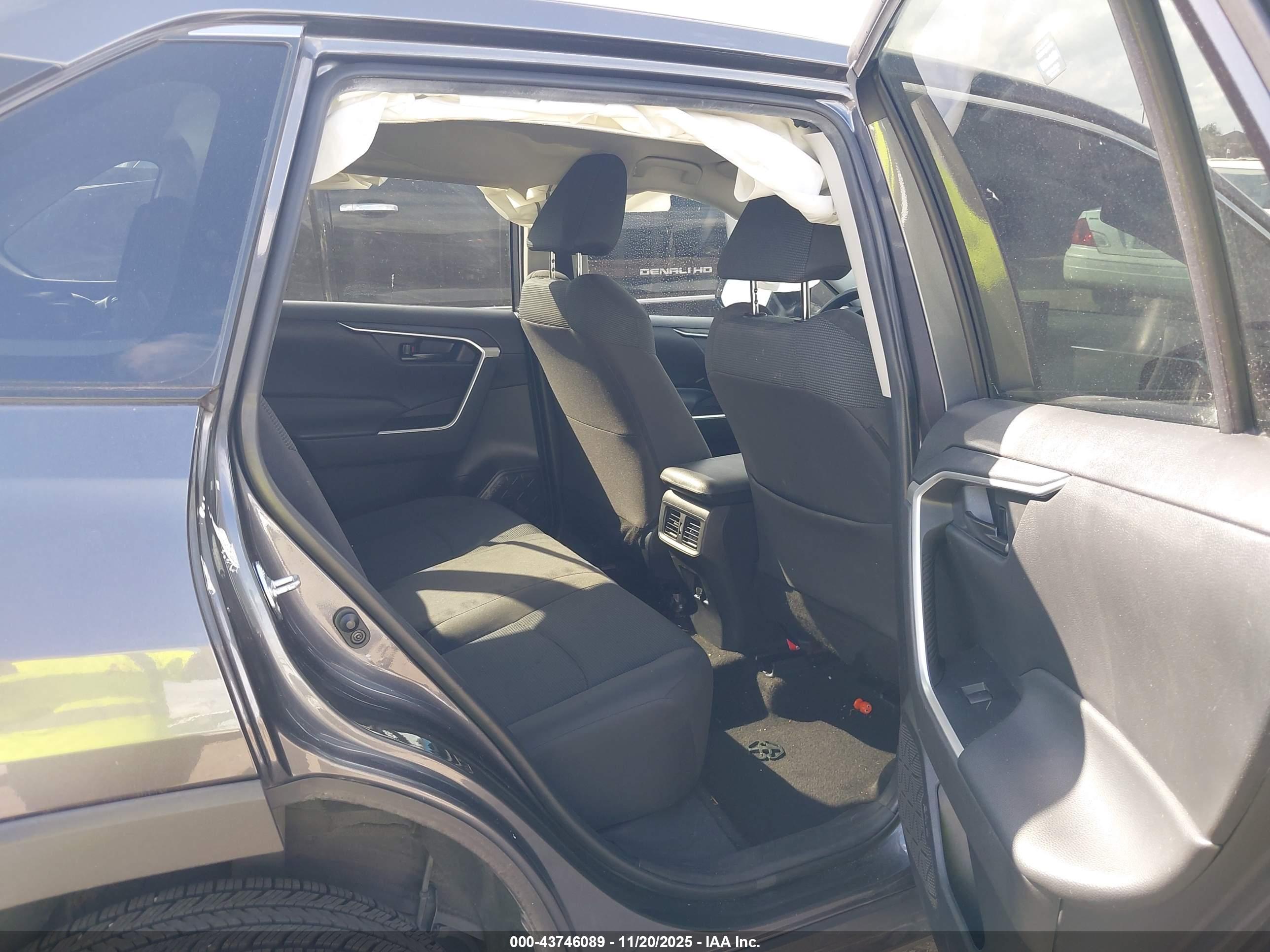 TOYOTA RAV4 image 8