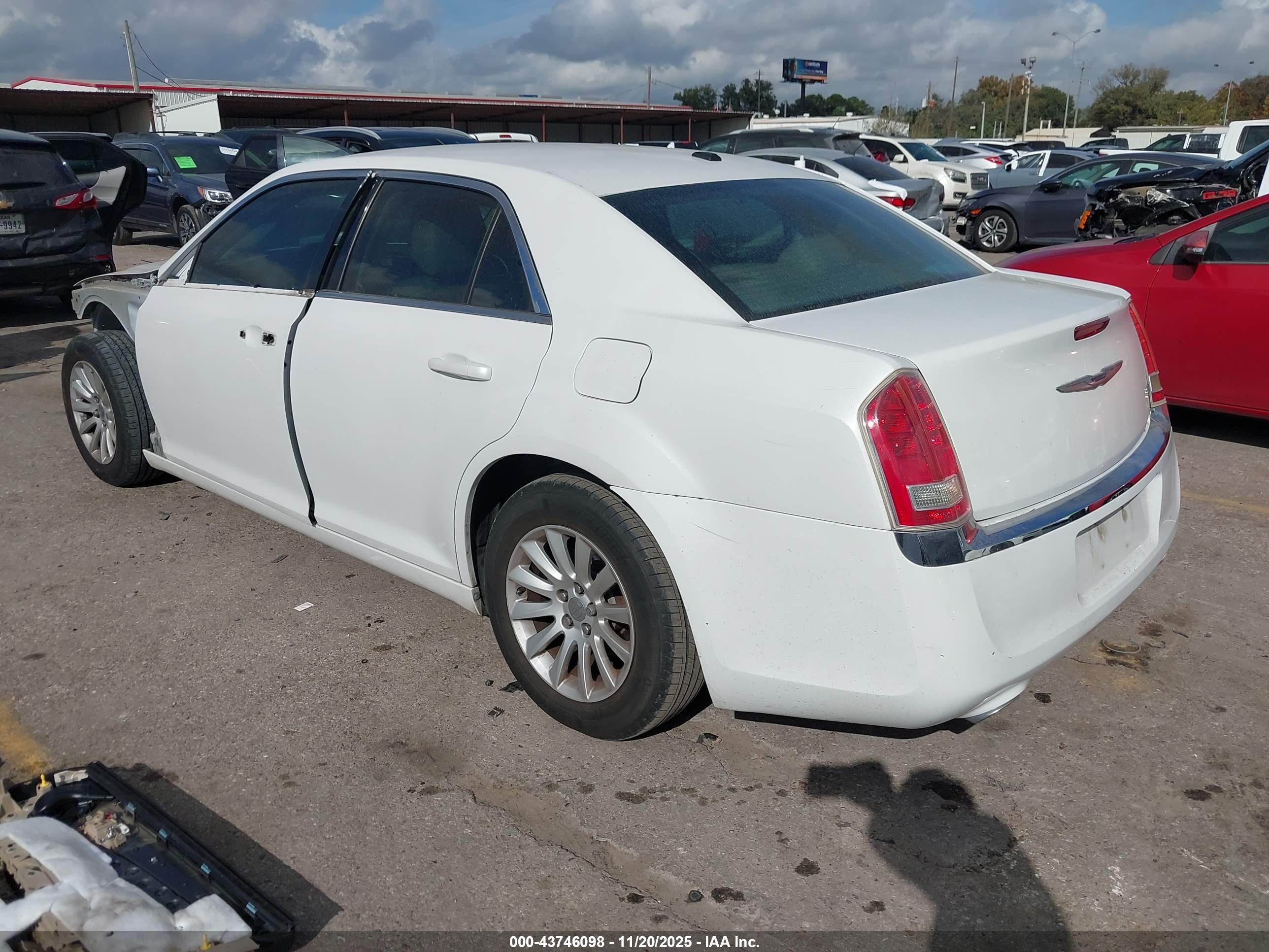 CHRYSLER 300 image 3