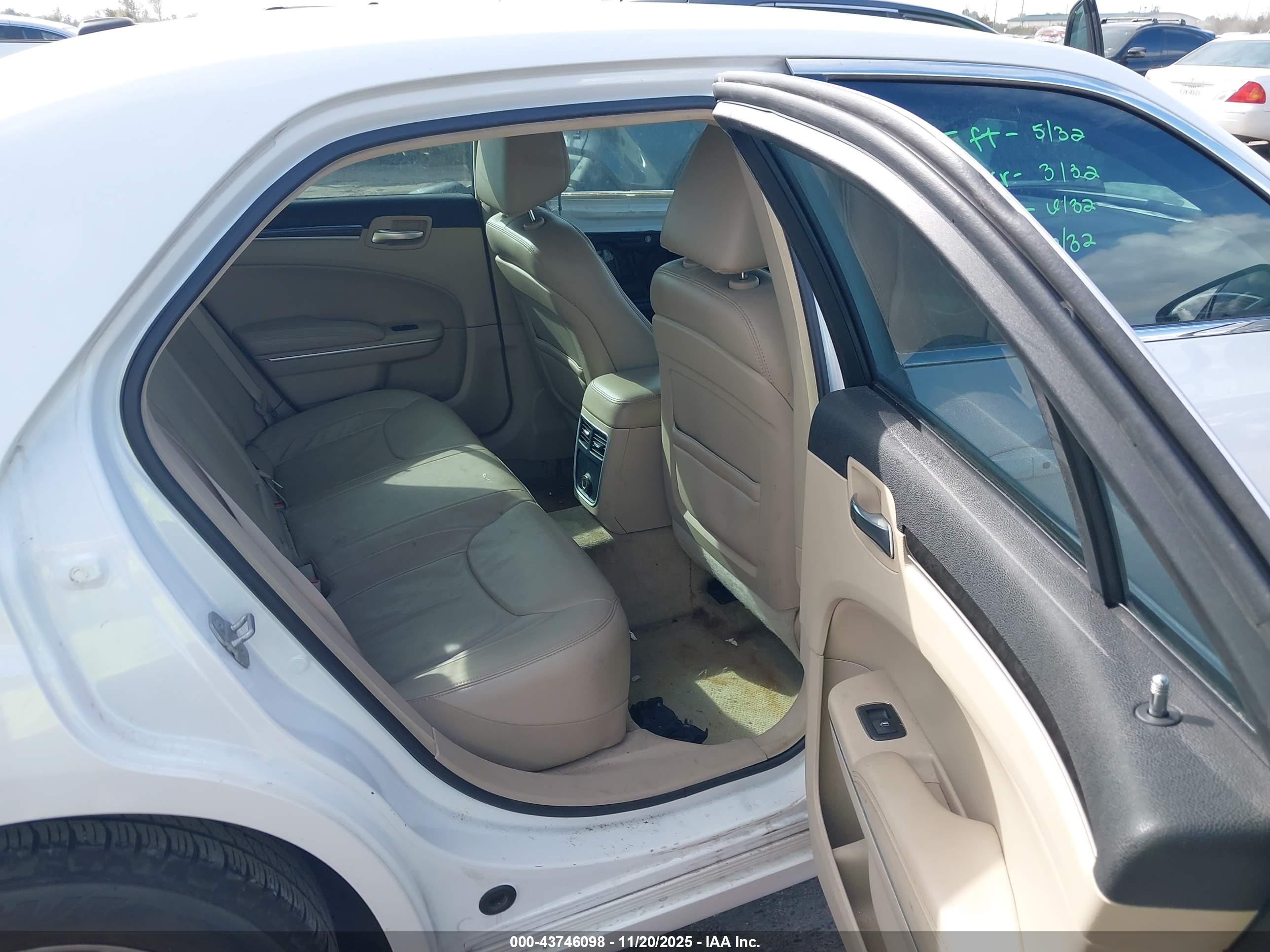 CHRYSLER 300 image 8