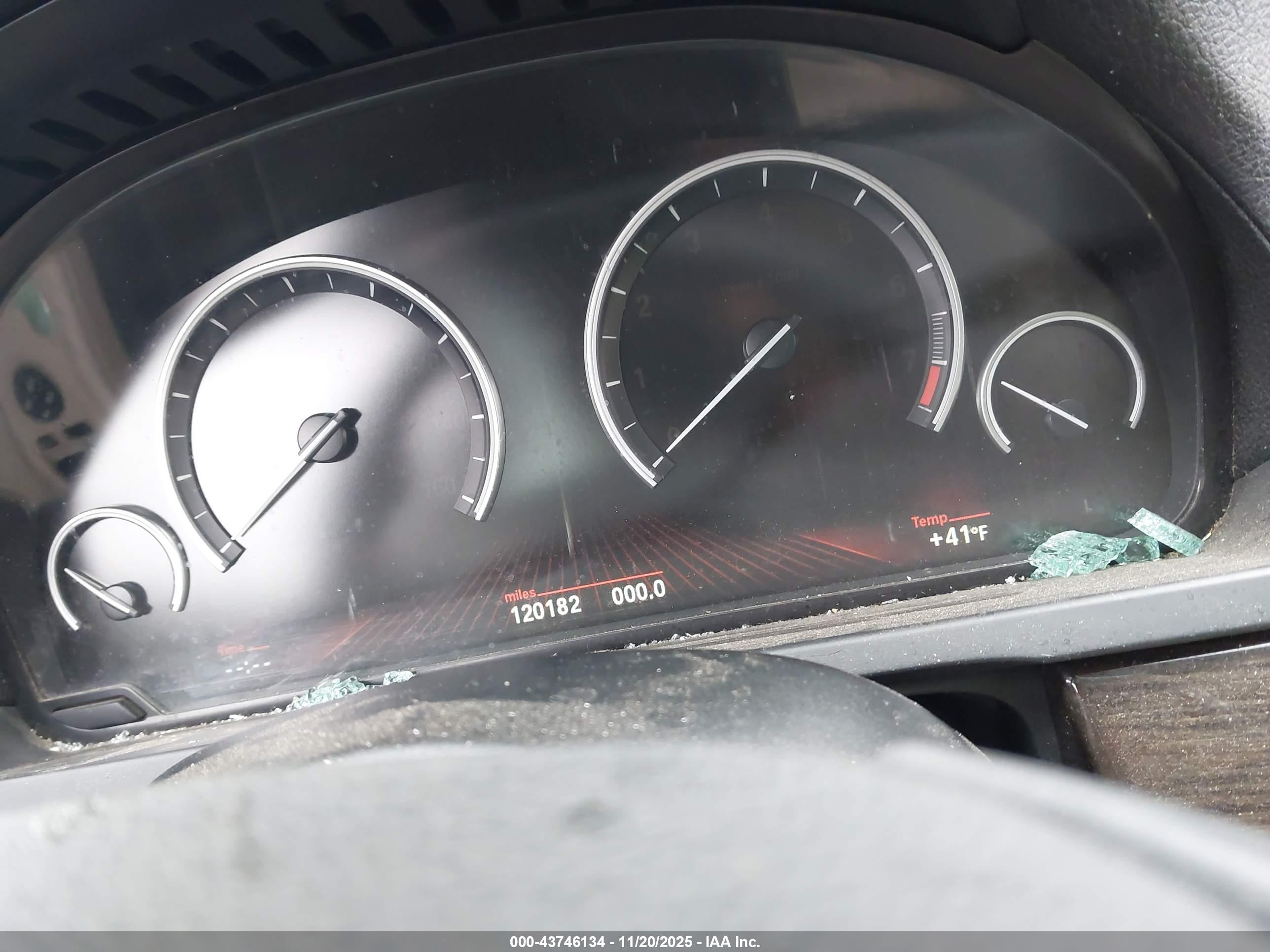 BMW 750I image 7