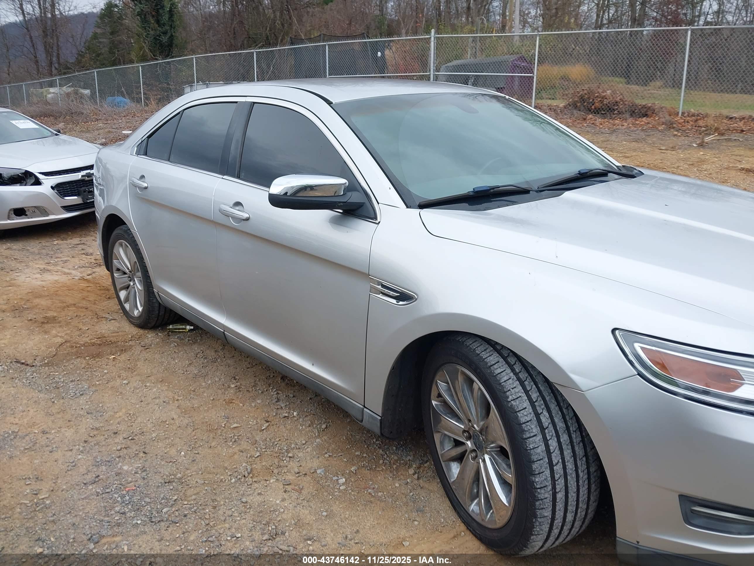 FORD TAURUS image 6