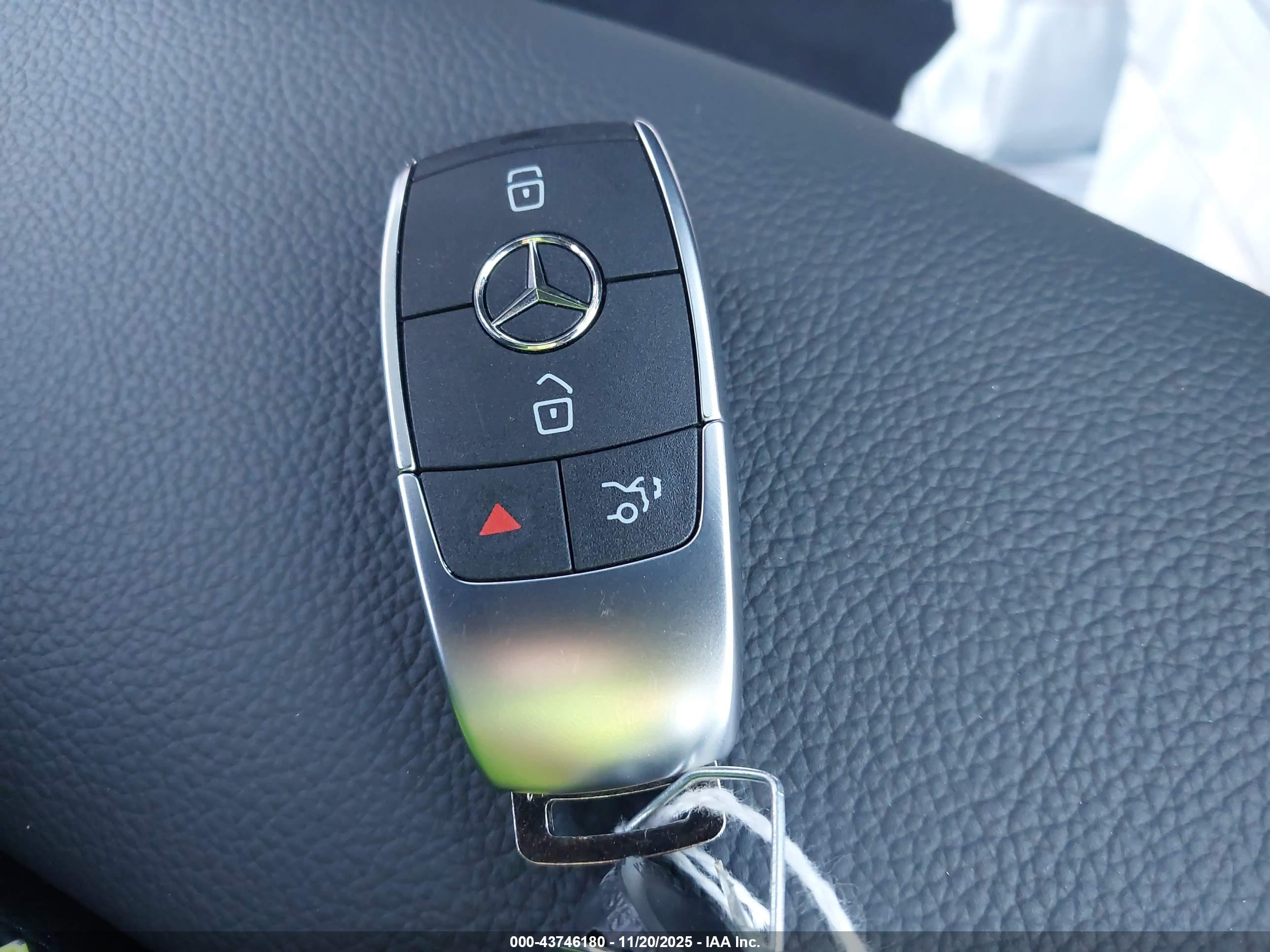 MERCEDES-BENZ GLB image 11