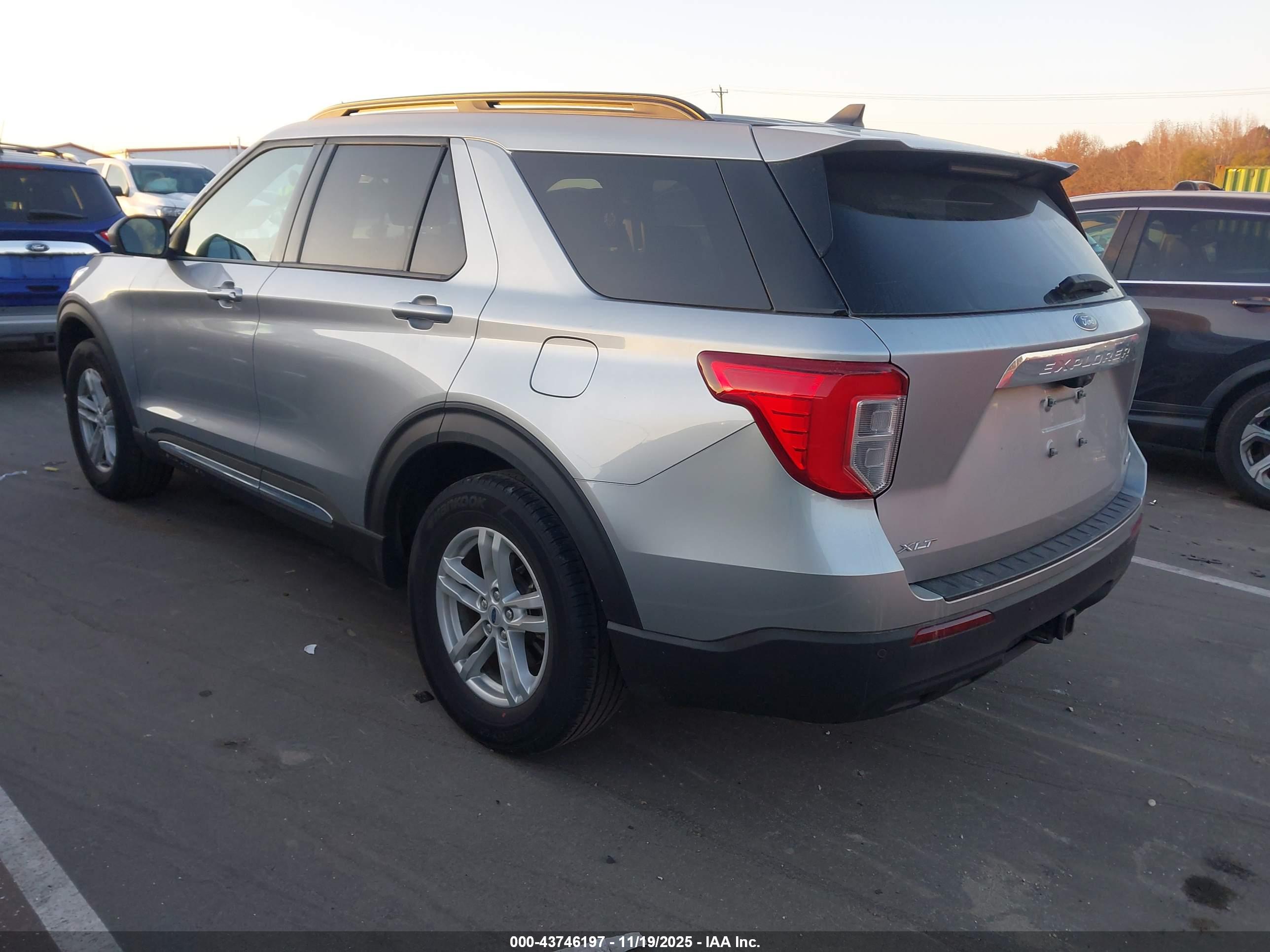 FORD EXPLORER image 3
