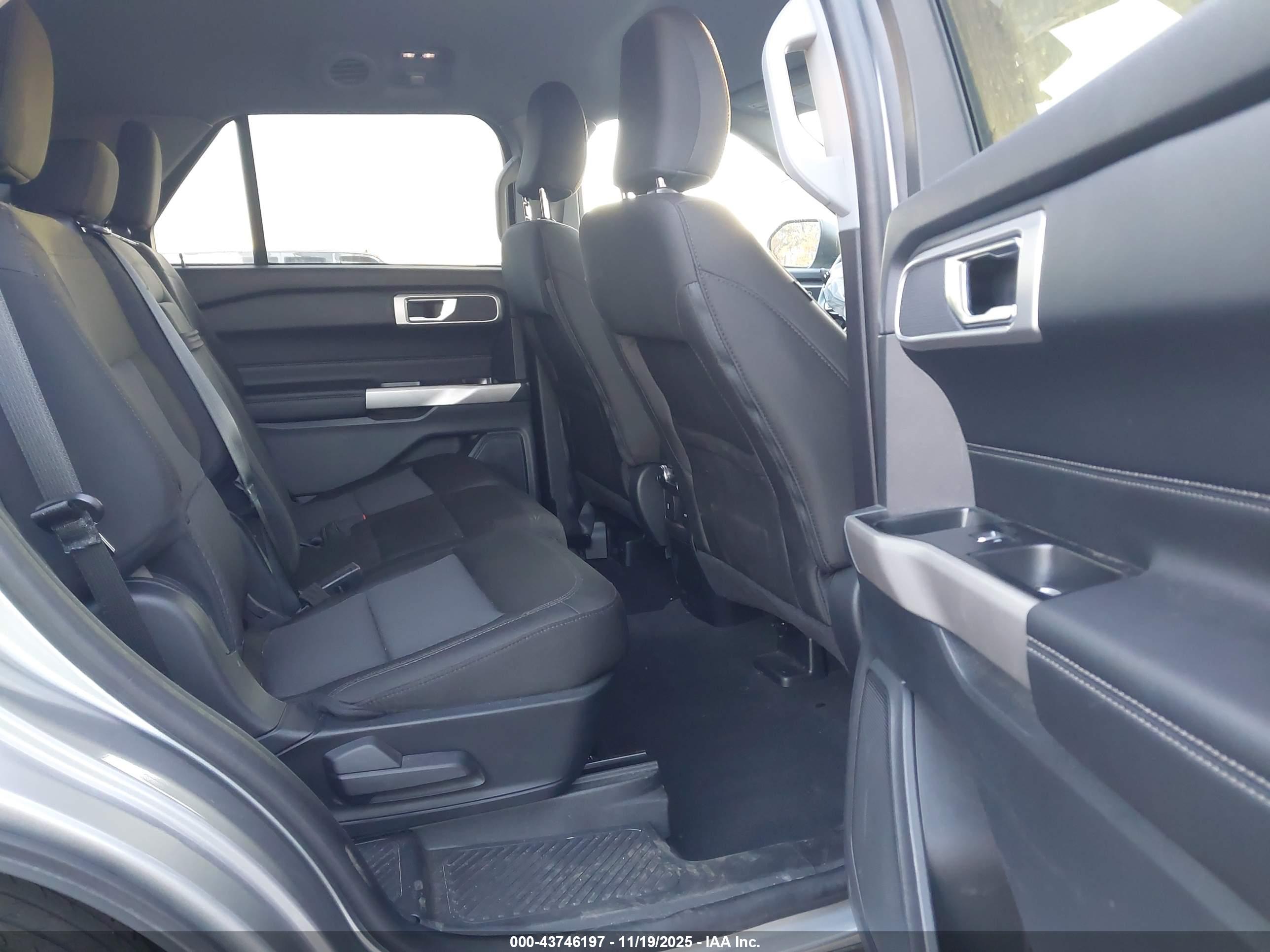 FORD EXPLORER image 8