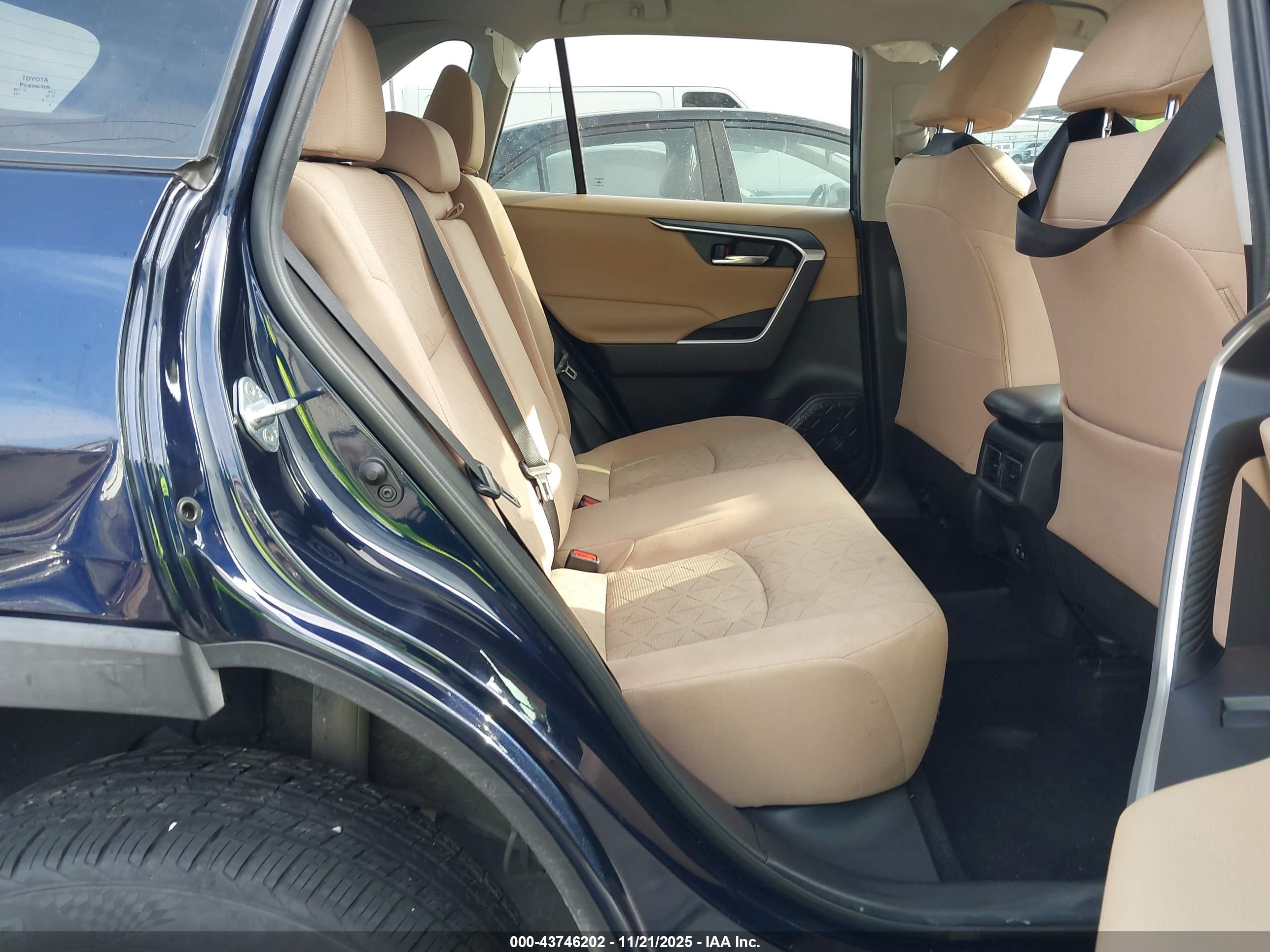 TOYOTA RAV4 image 8