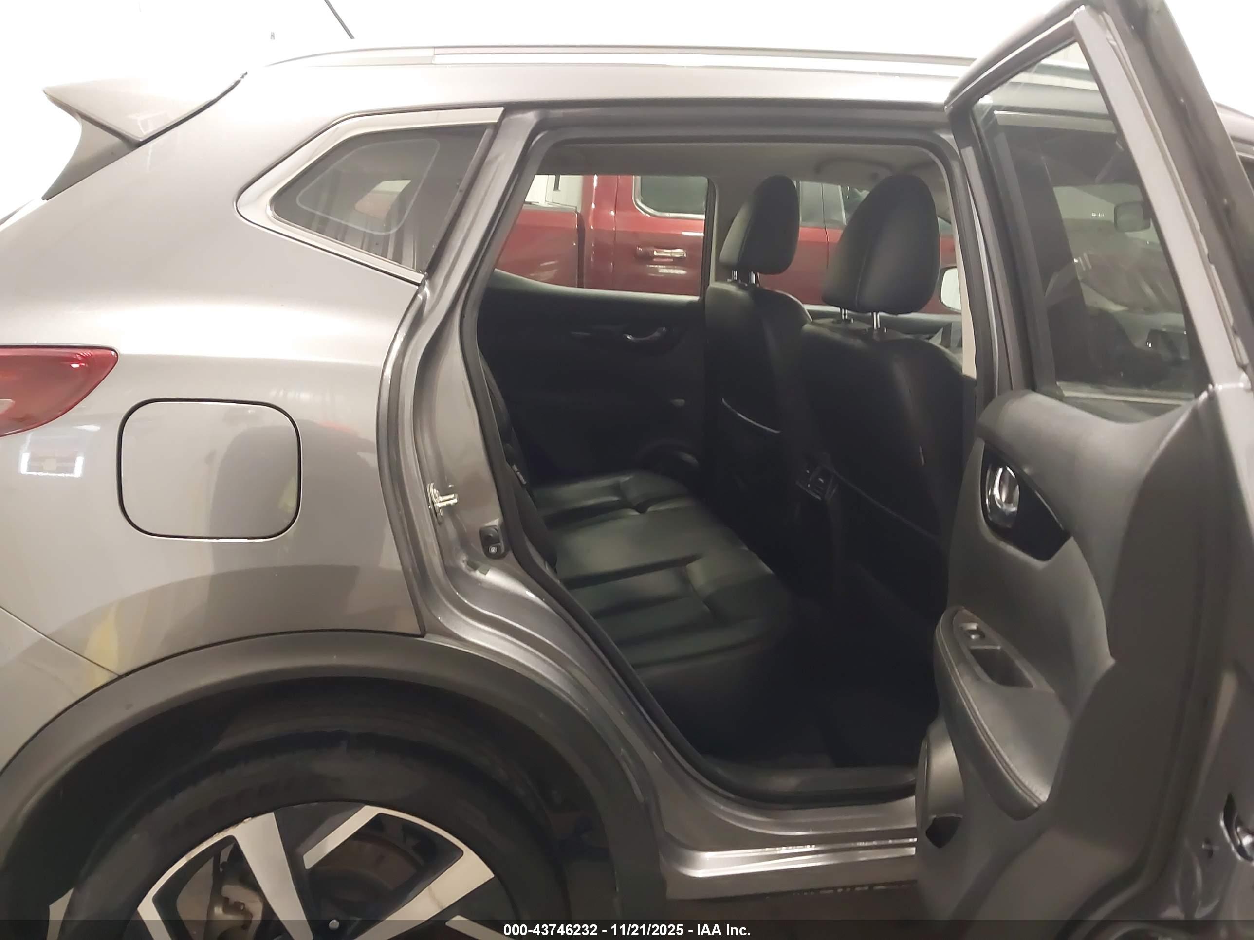 NISSAN ROGUE image 8