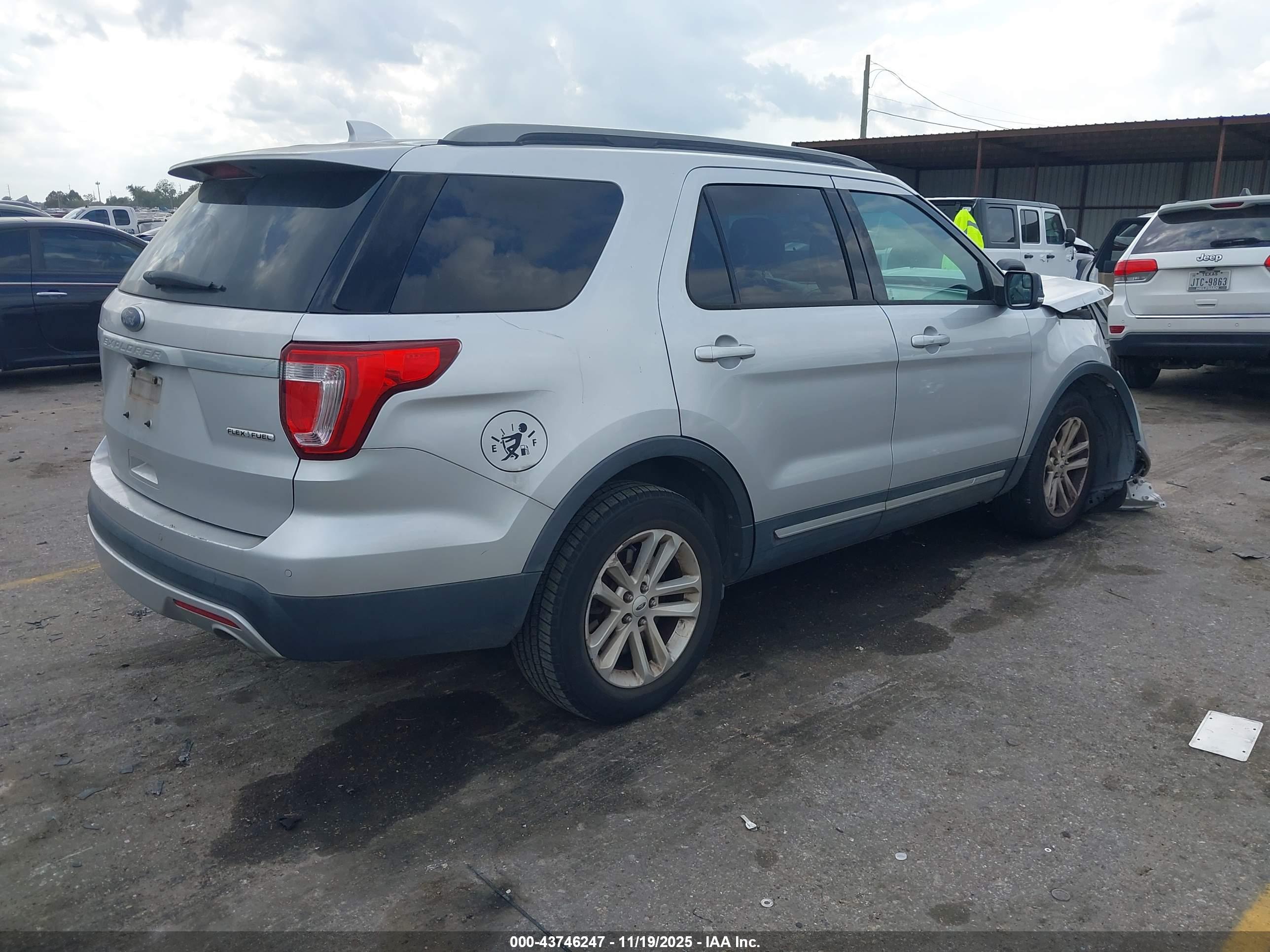 FORD EXPLORER image 4