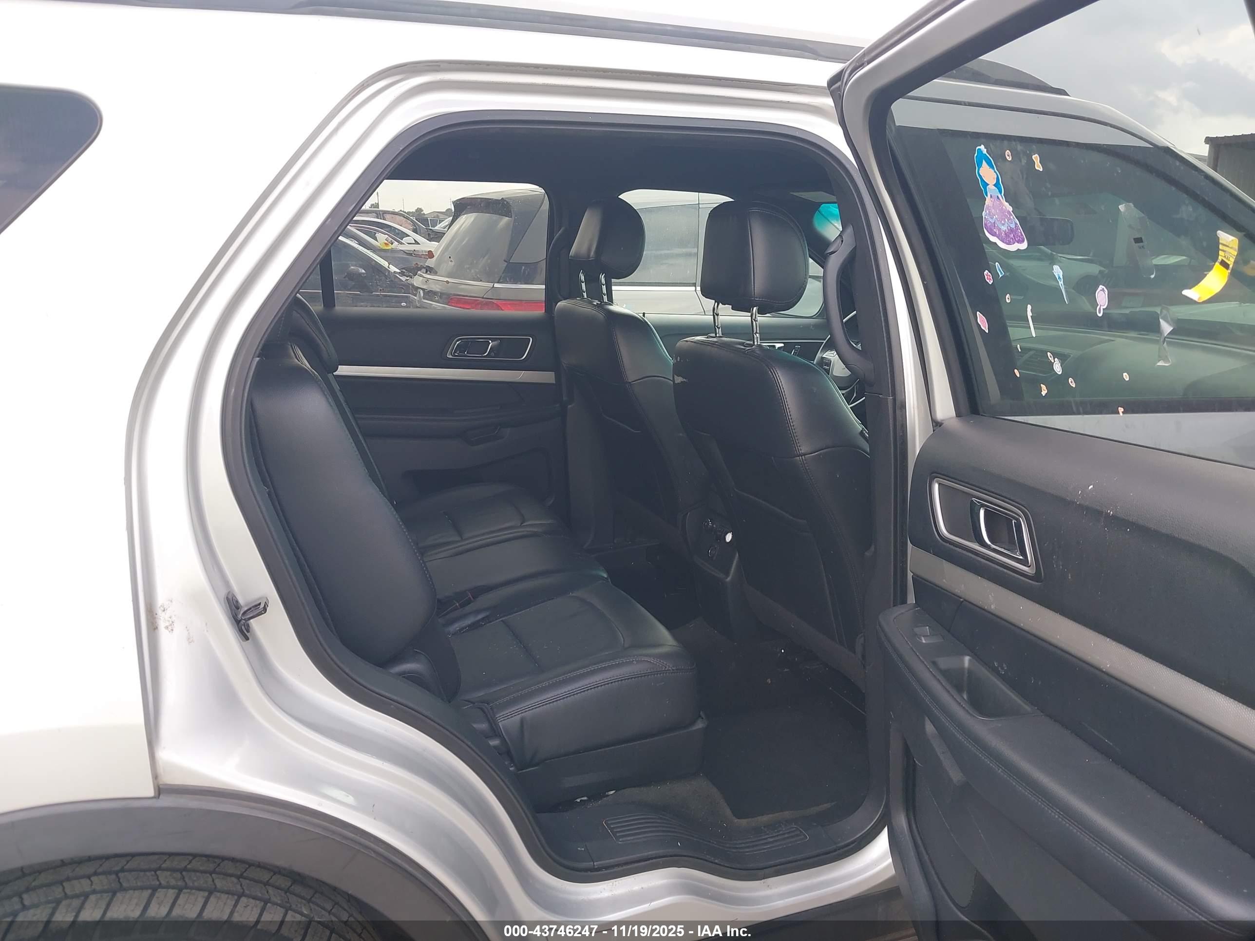 FORD EXPLORER image 8