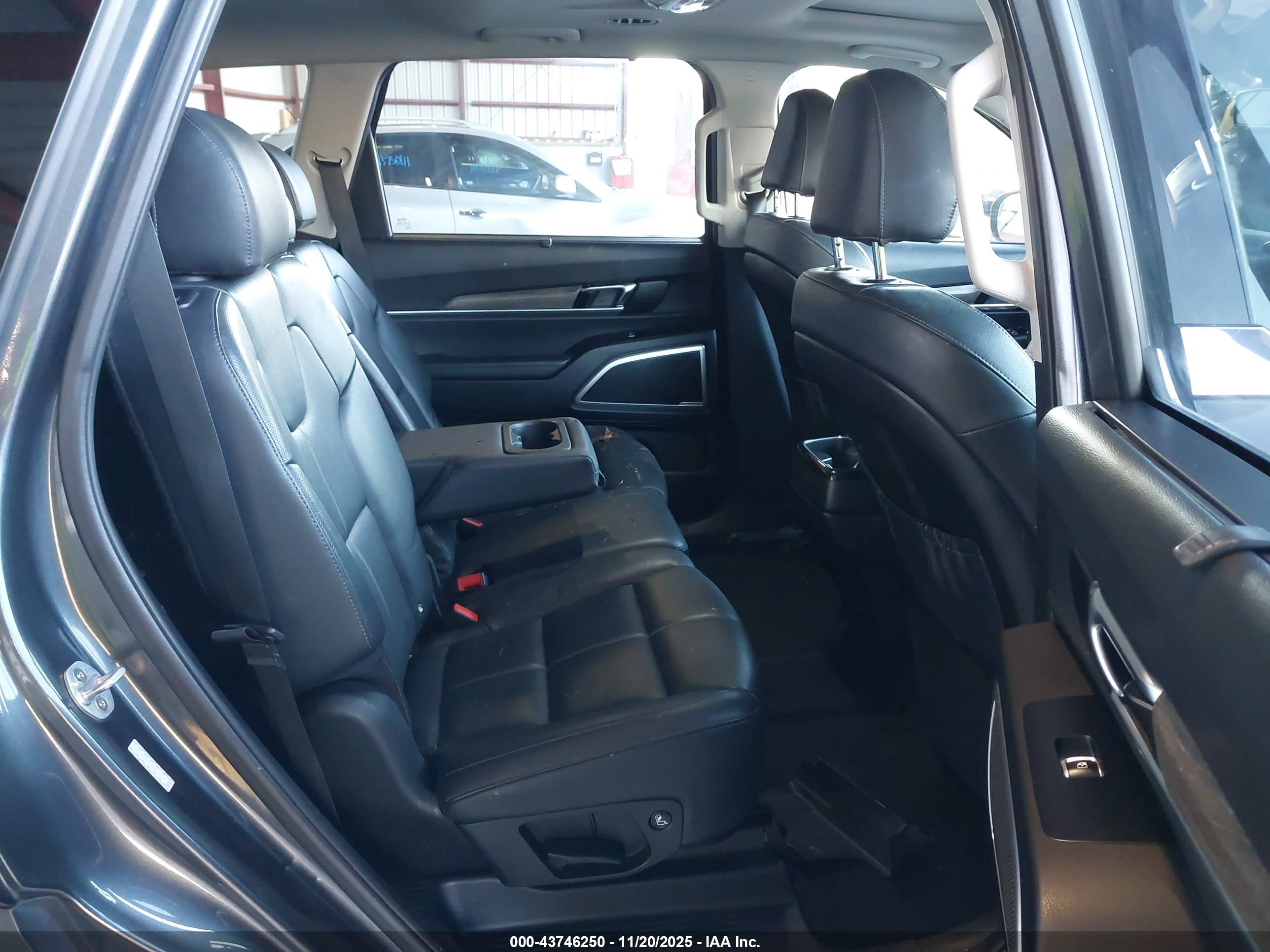 KIA TELLURIDE image 8