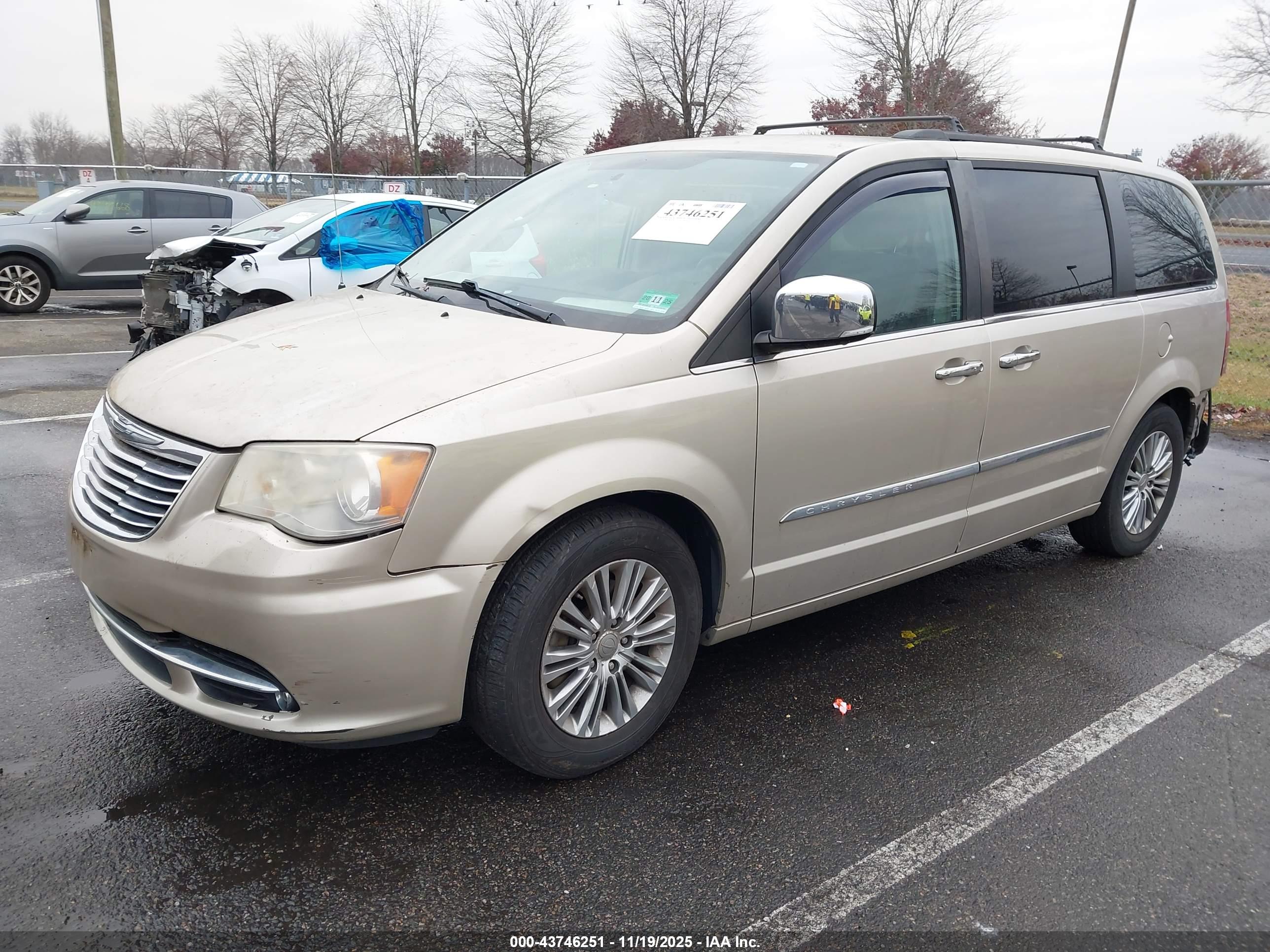 CHRYSLER TOWN image 2