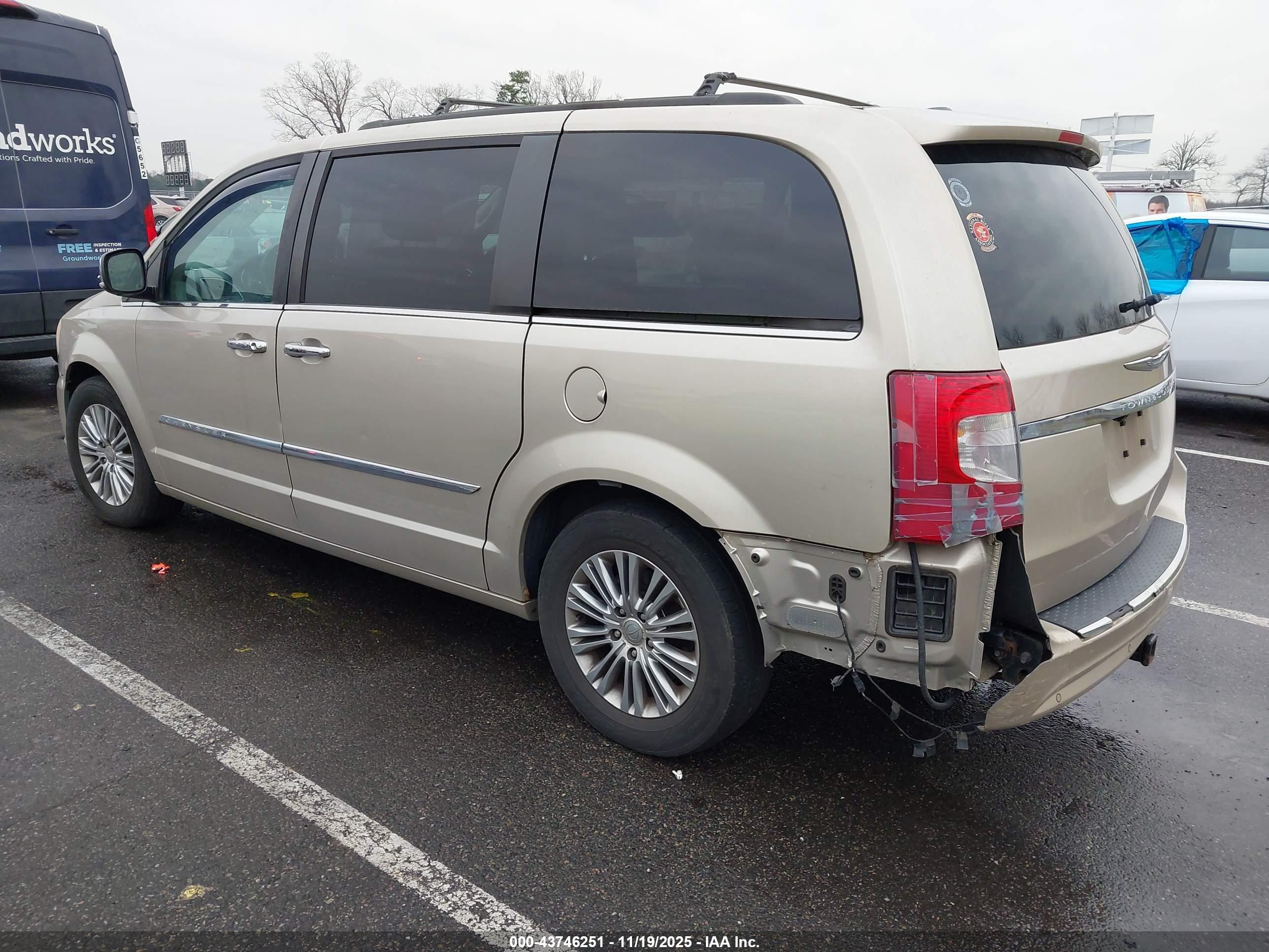 CHRYSLER TOWN image 3