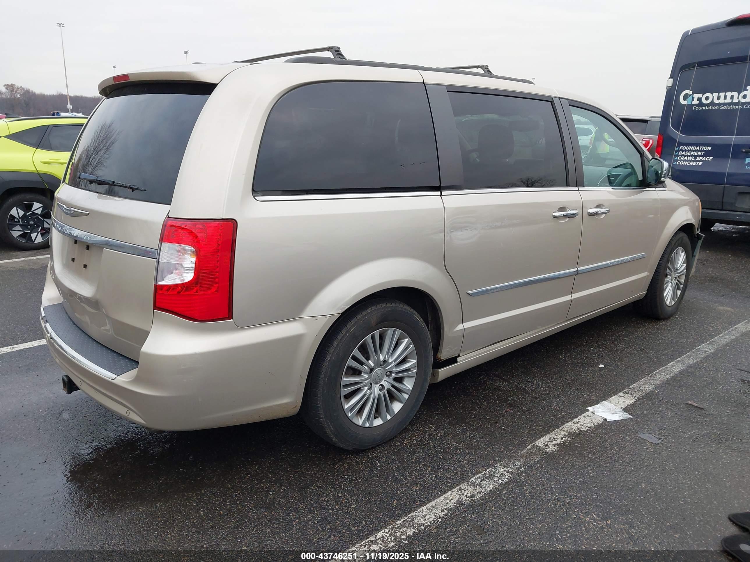 CHRYSLER TOWN image 4