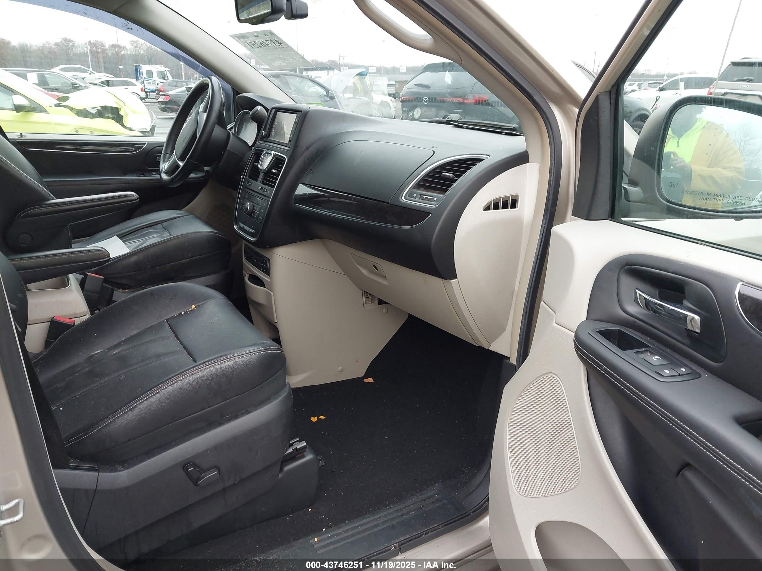 CHRYSLER TOWN image 5