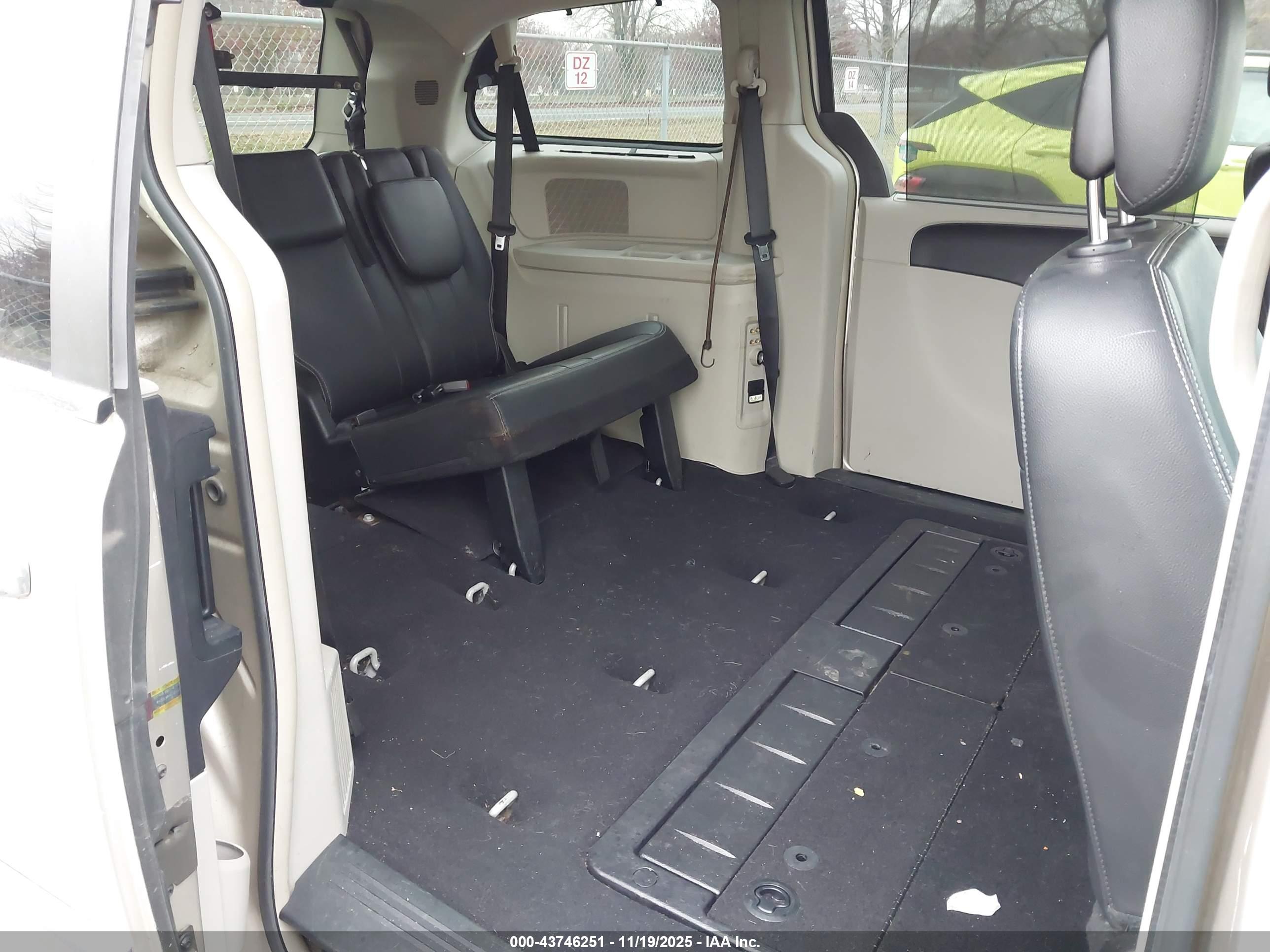 CHRYSLER TOWN image 8