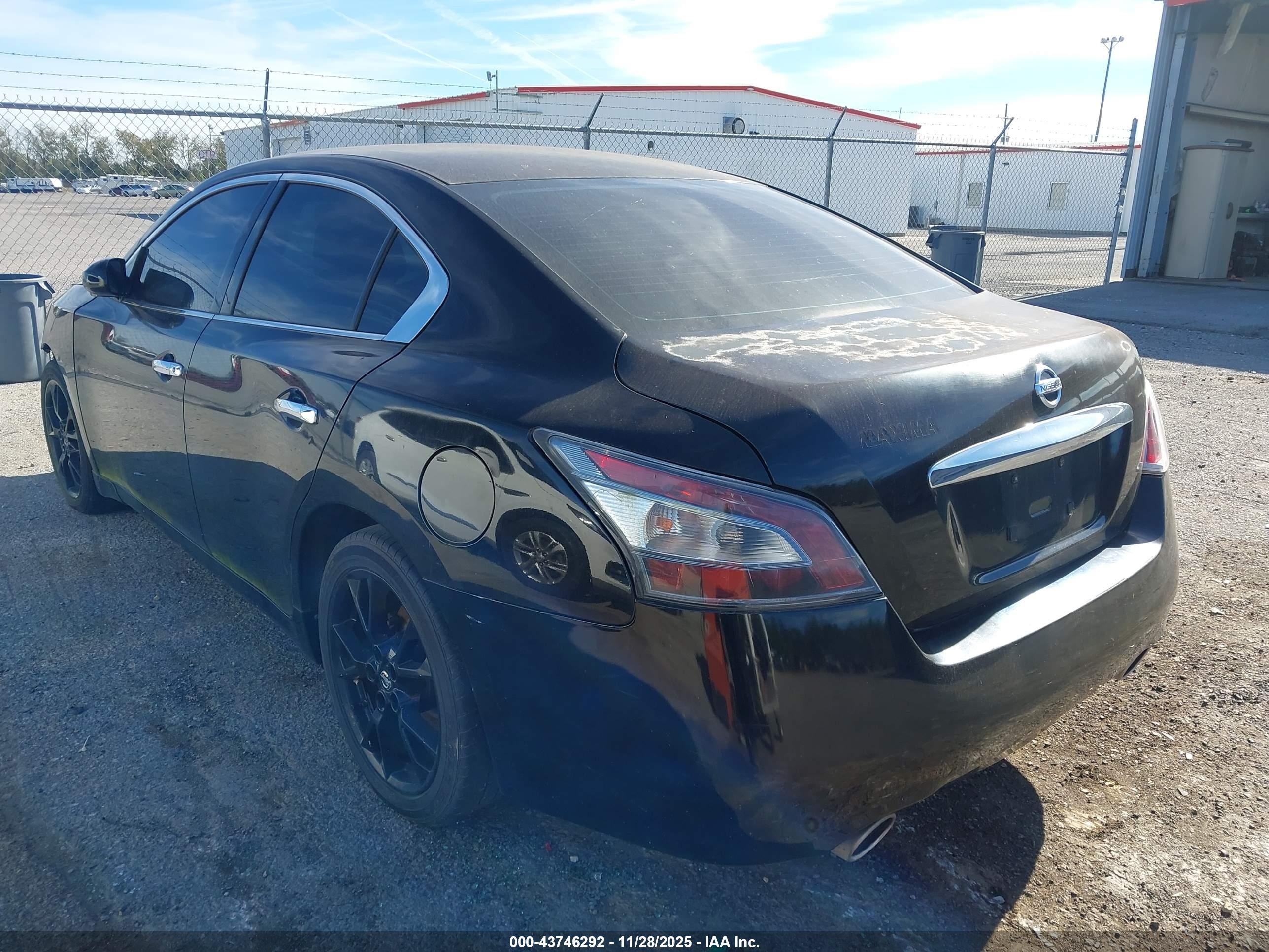 NISSAN MAXIMA image 3