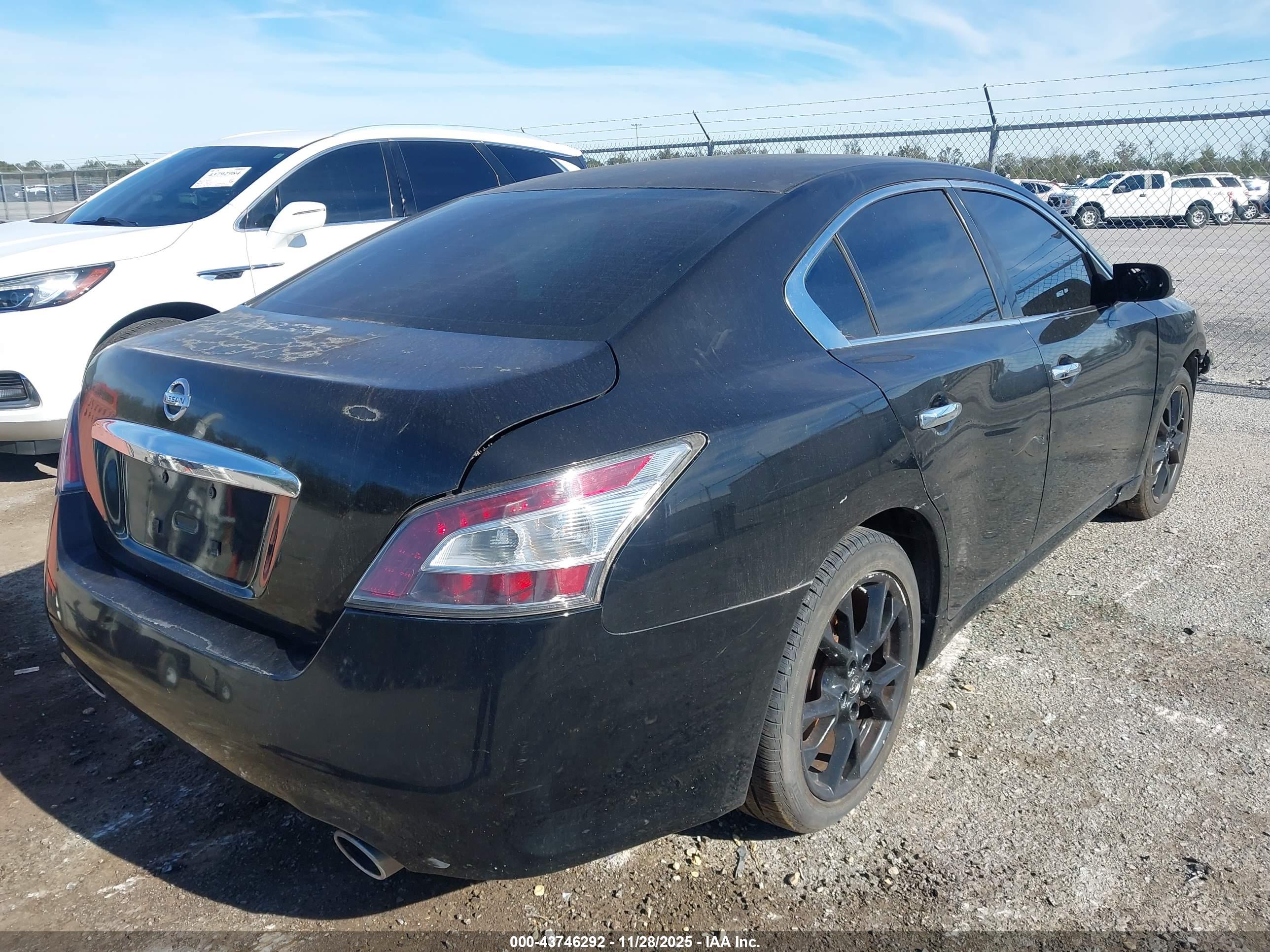 NISSAN MAXIMA image 4