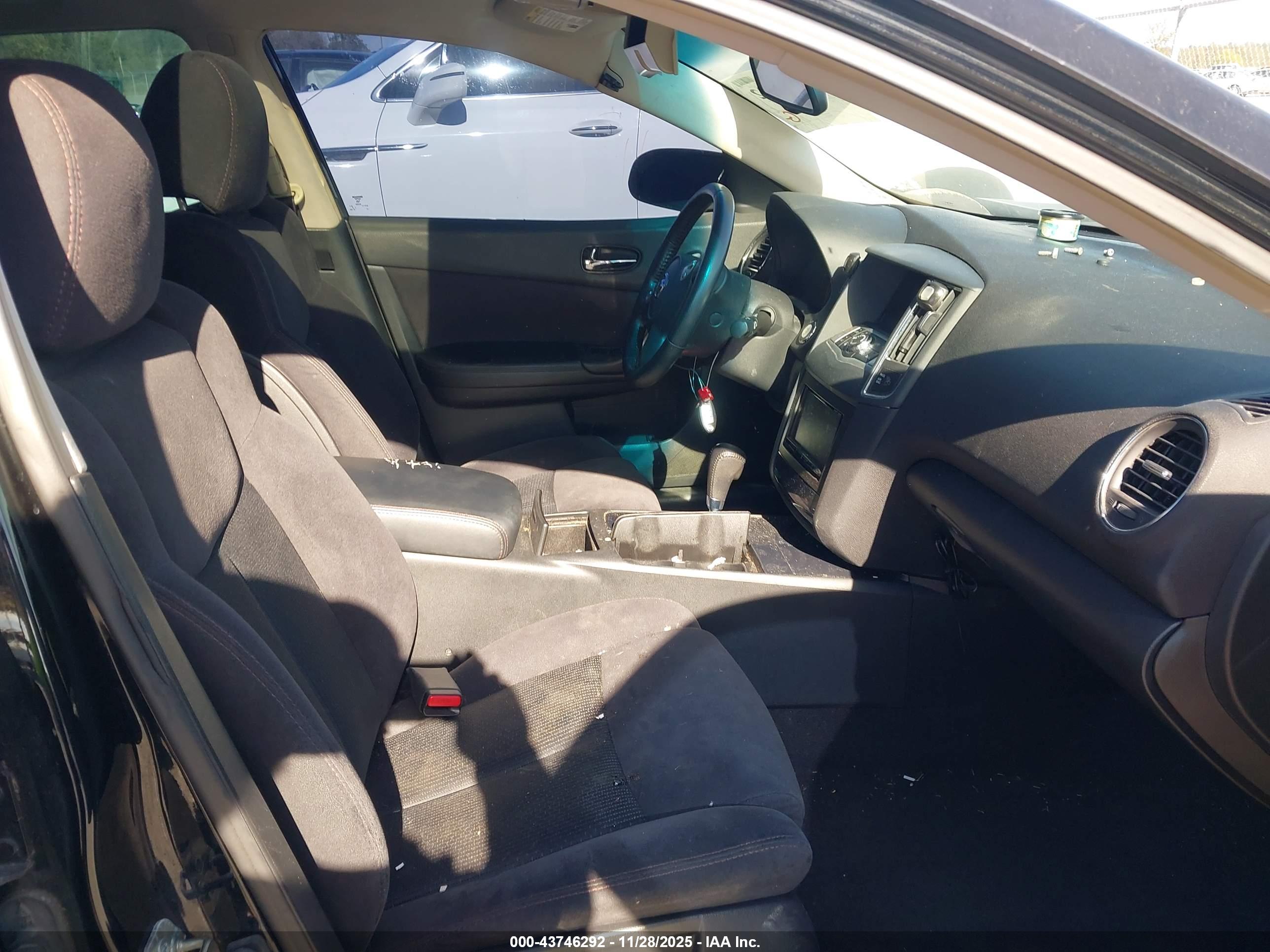 NISSAN MAXIMA image 5