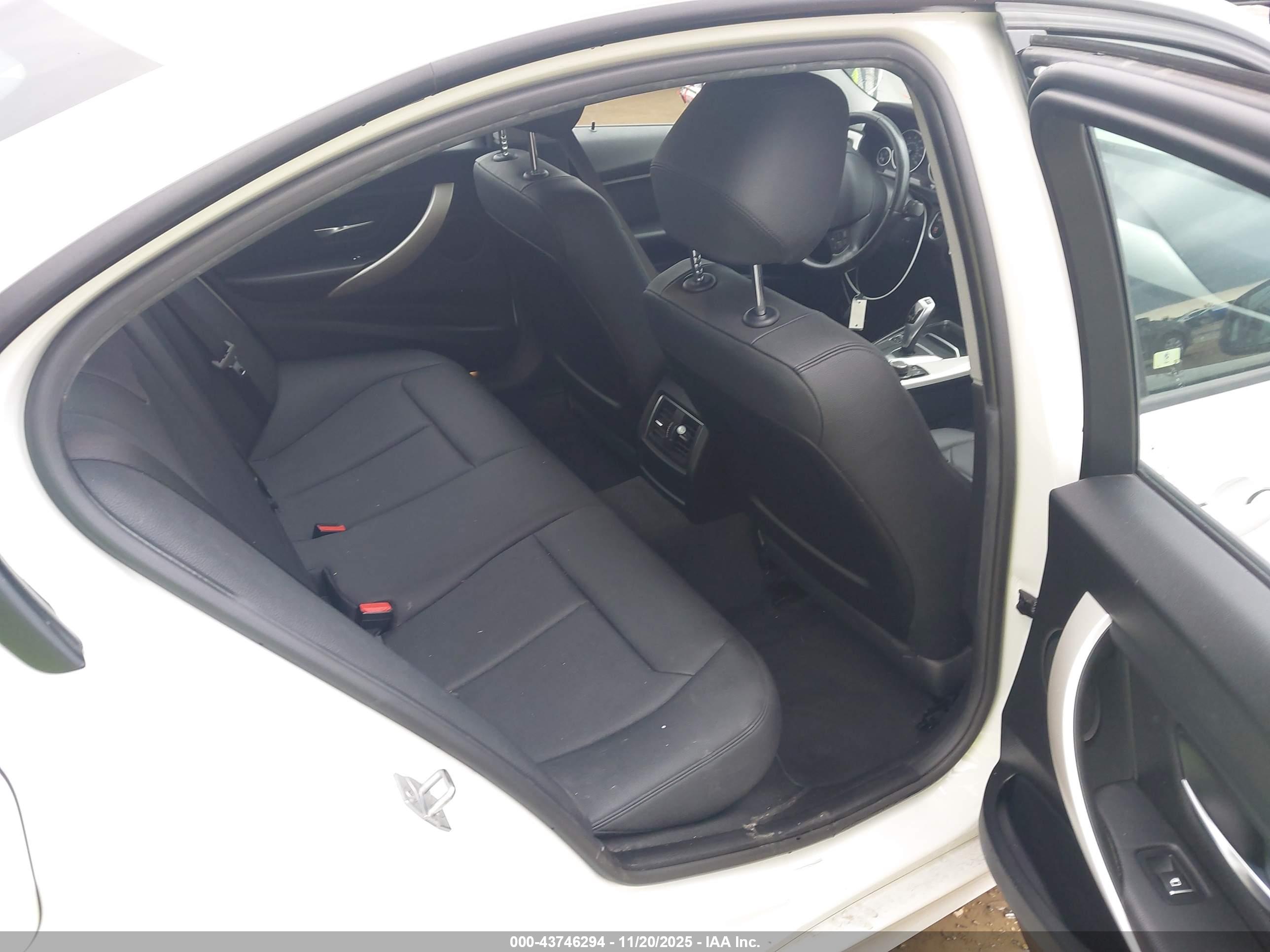 BMW 320I image 8