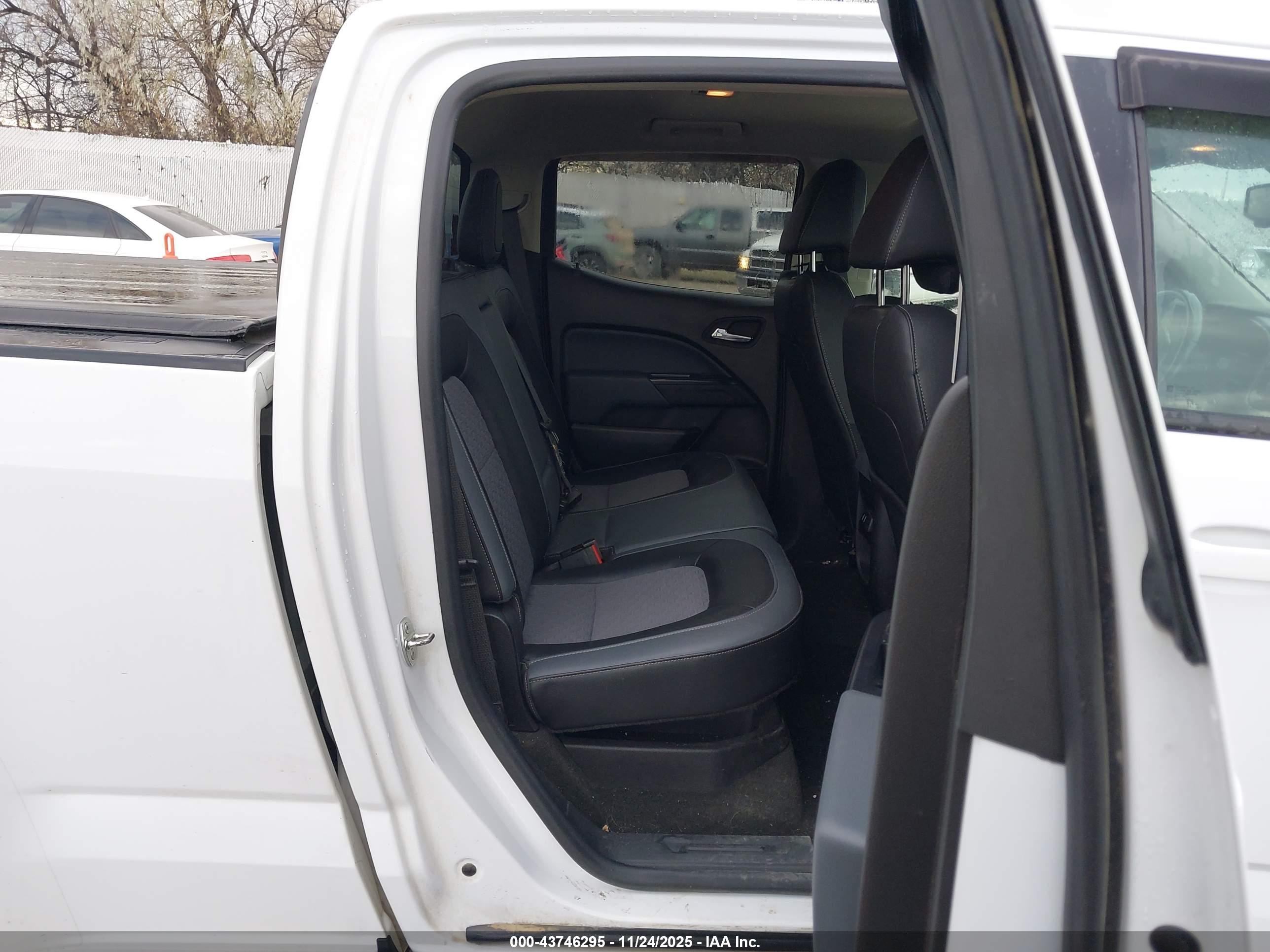 CHEVROLET COLORADO image 8