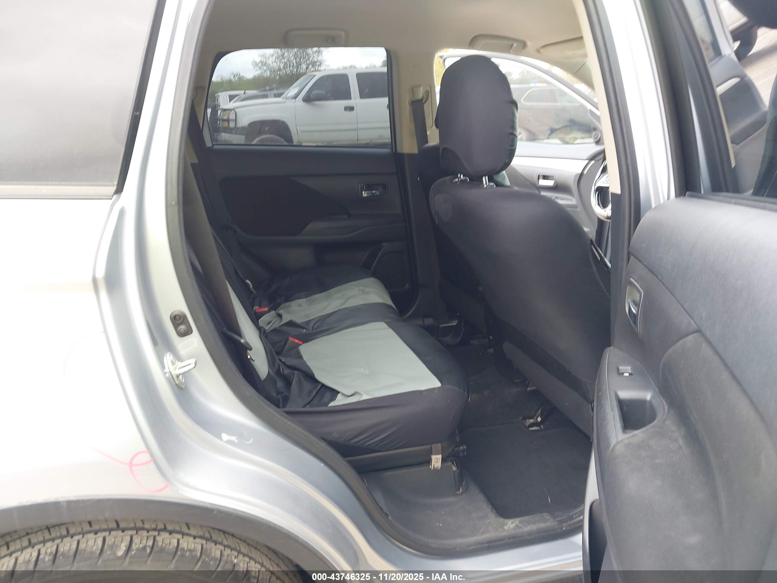 MITSUBISHI OUTLANDER image 8