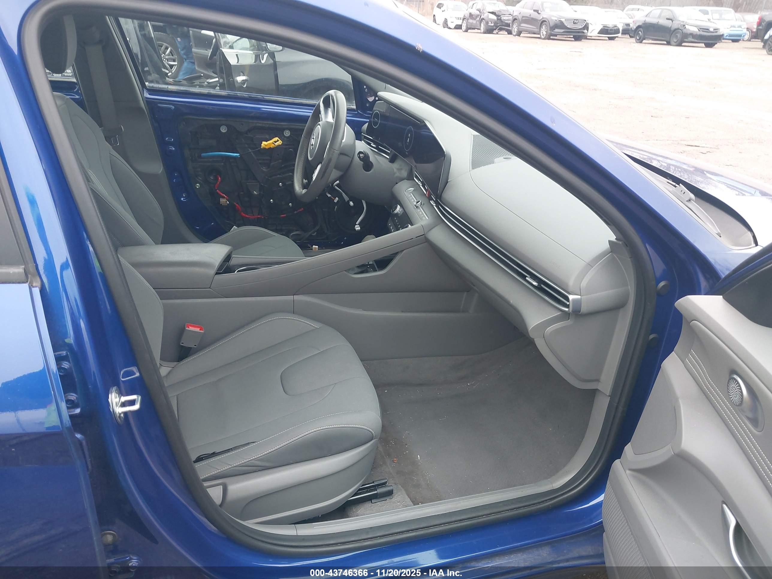 HYUNDAI ELANTRA image 5