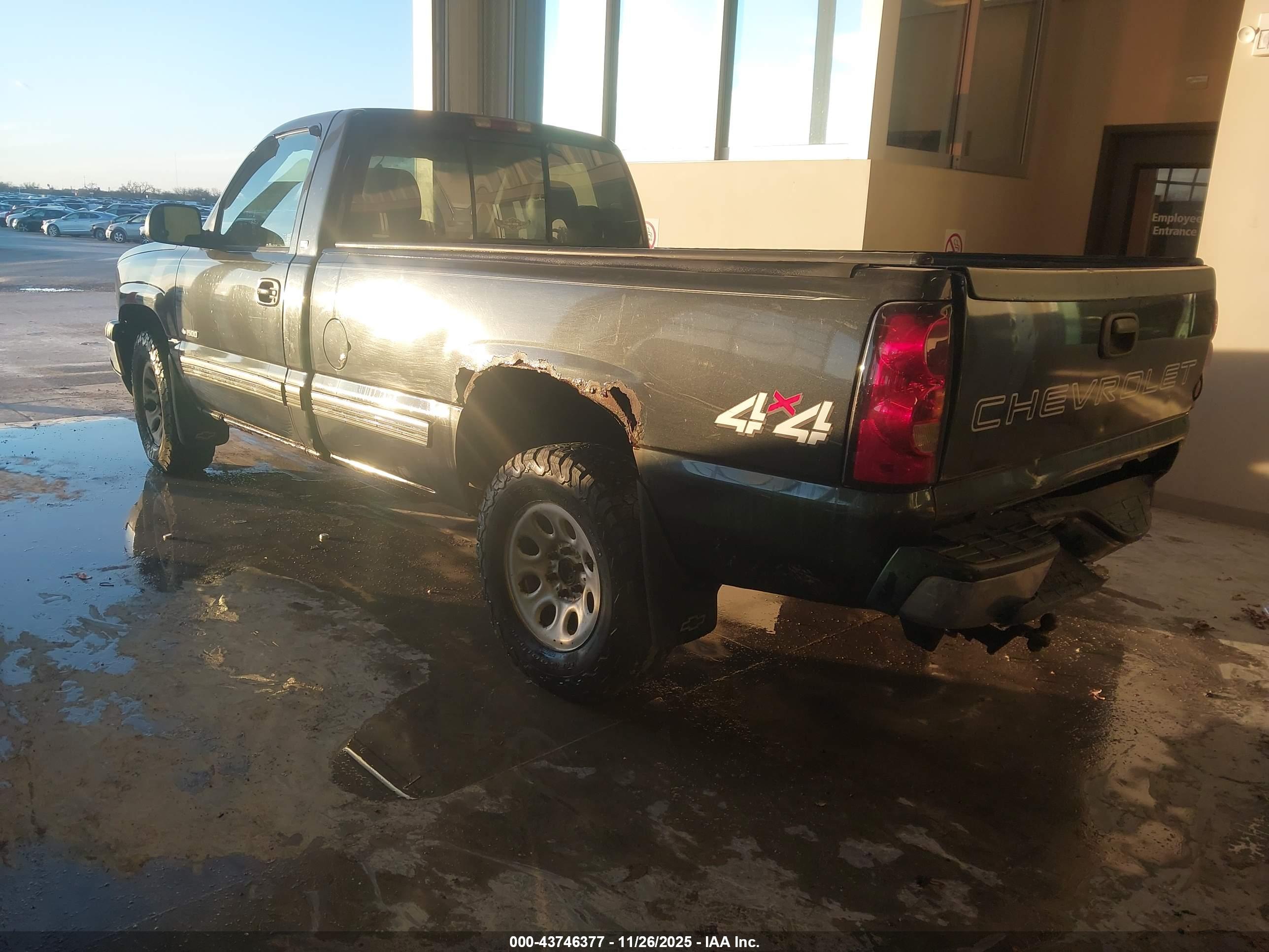 CHEVROLET SILVERADO image 3