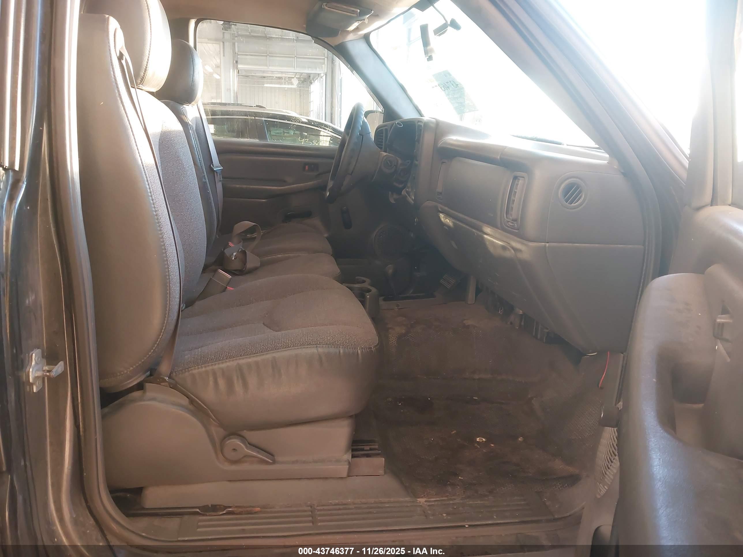 CHEVROLET SILVERADO image 5