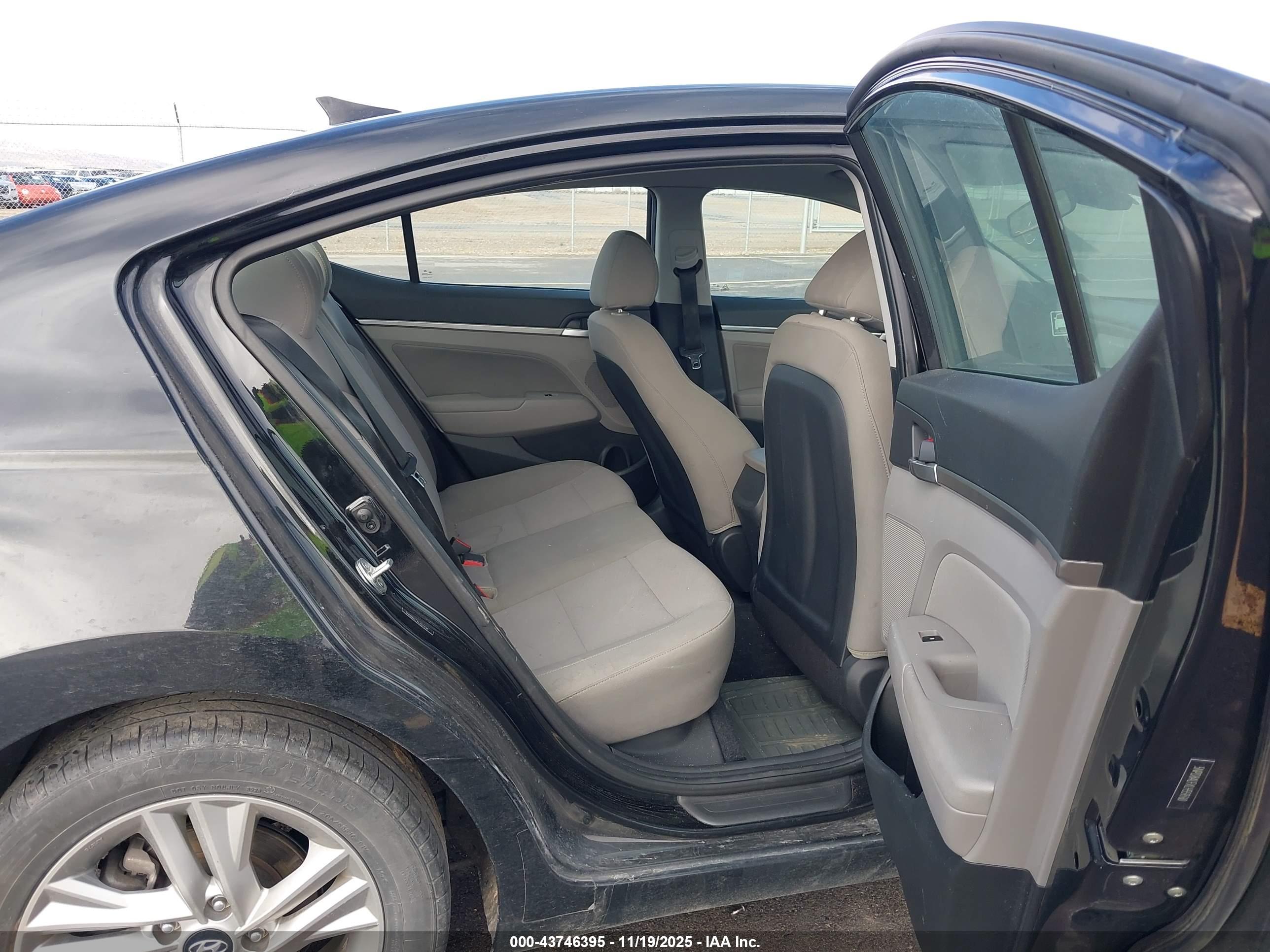 HYUNDAI ELANTRA image 8