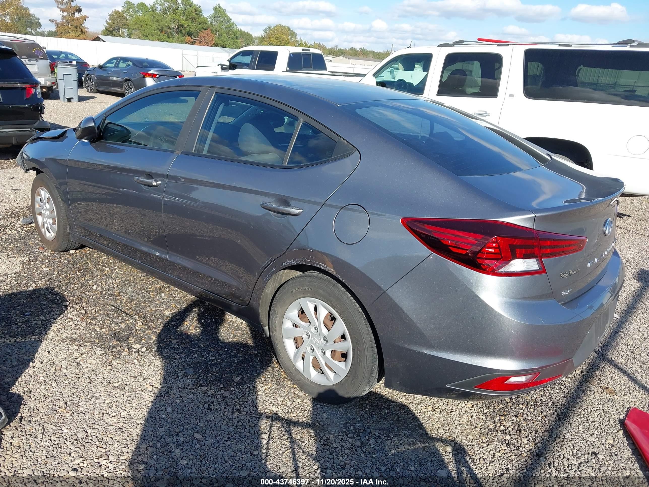 HYUNDAI ELANTRA image 3