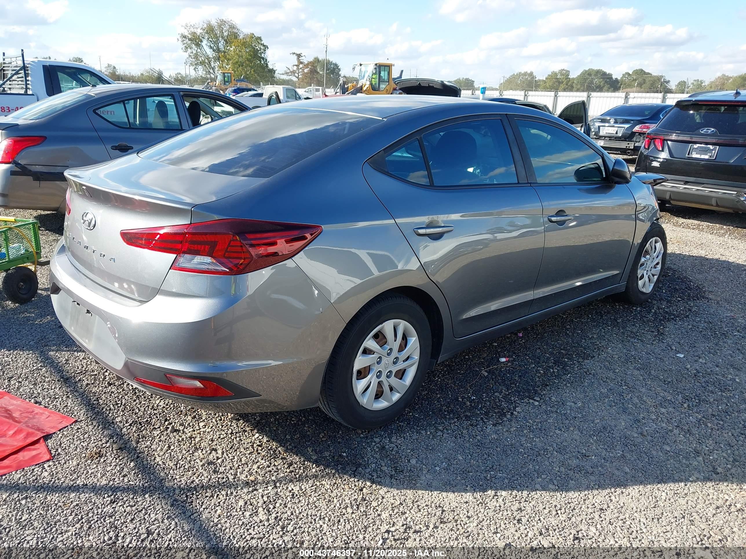 HYUNDAI ELANTRA image 4