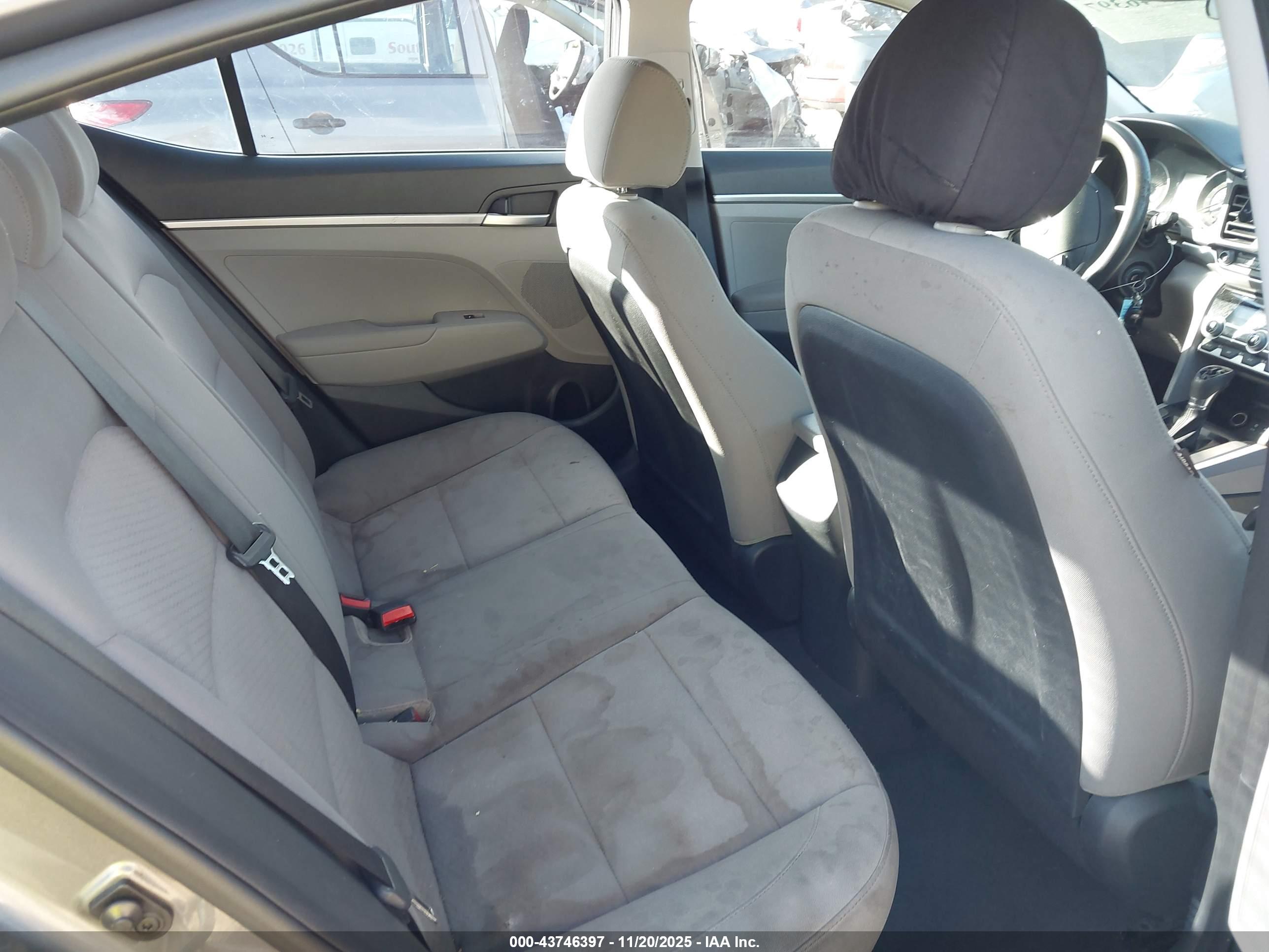 HYUNDAI ELANTRA image 8