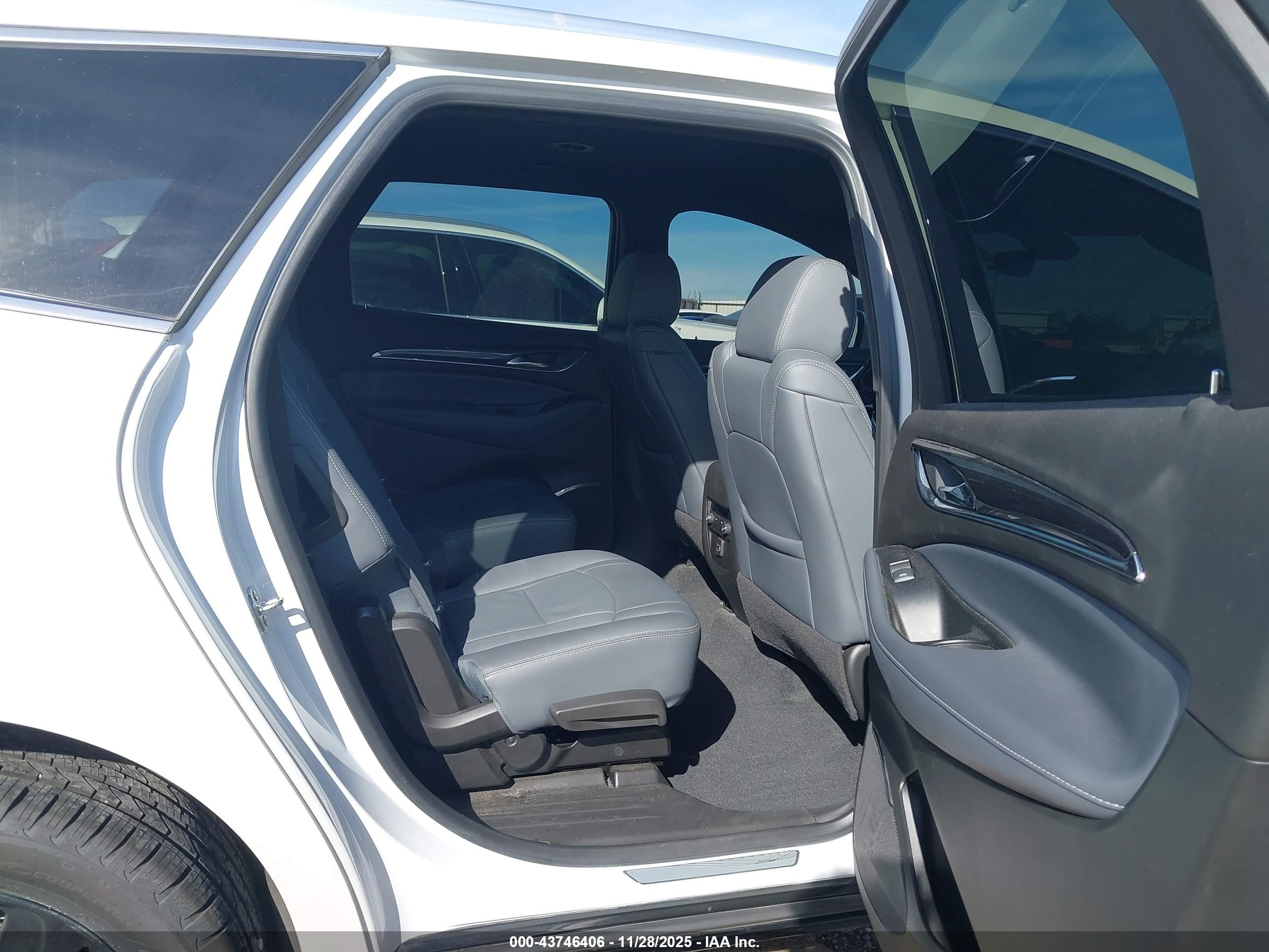 BUICK ENCLAVE image 8