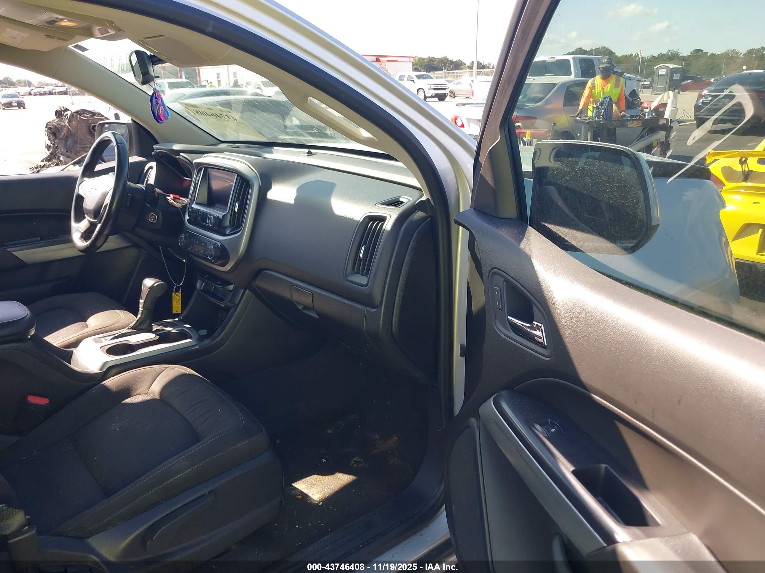 CHEVROLET COLORADO image 5