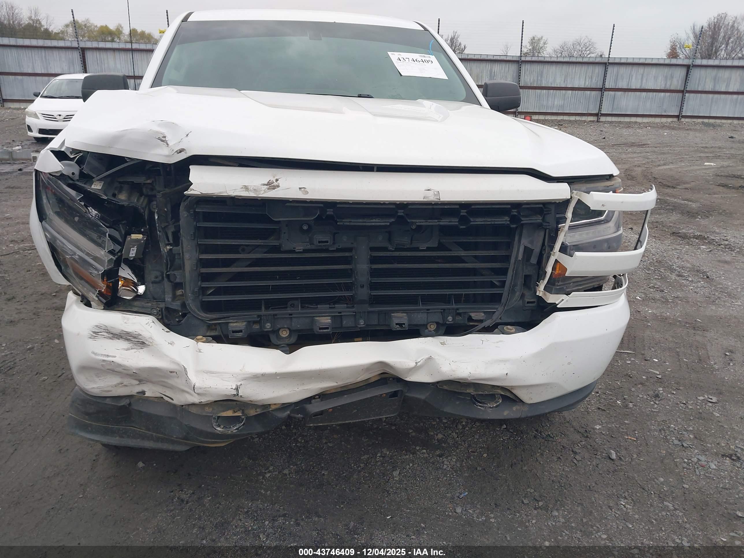 CHEVROLET SILVERADO image 6
