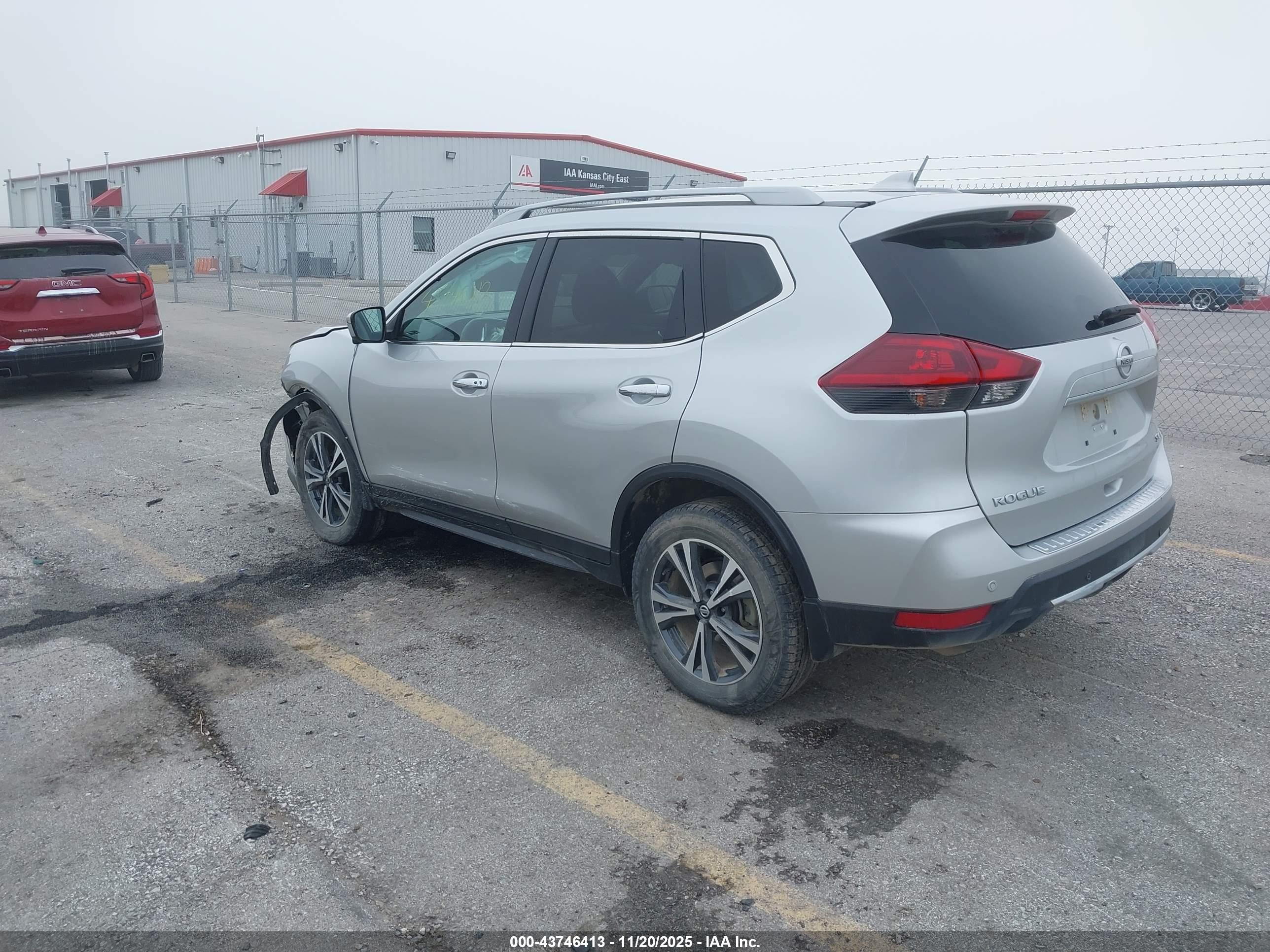 NISSAN ROGUE image 3