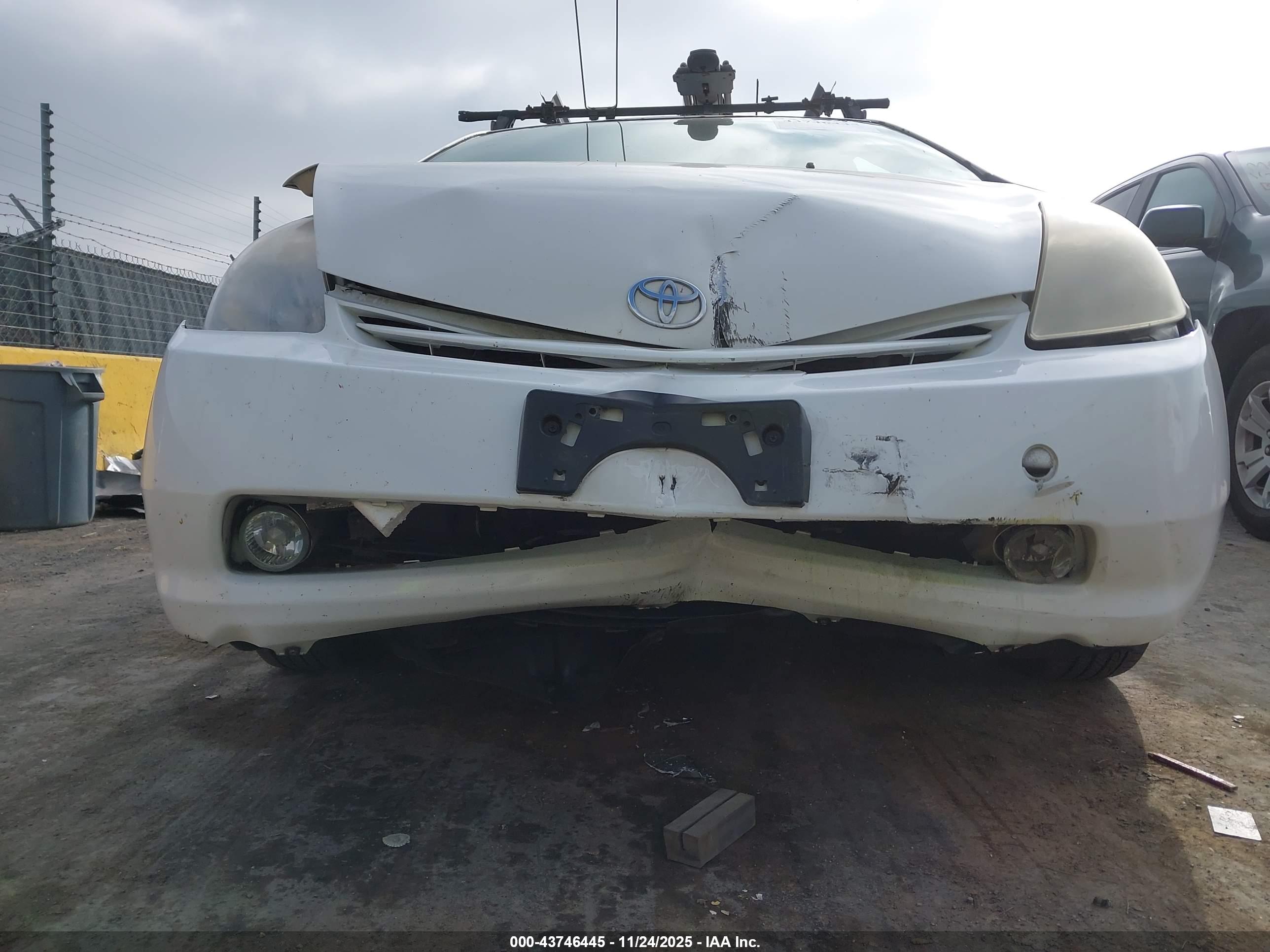 TOYOTA PRIUS image 6