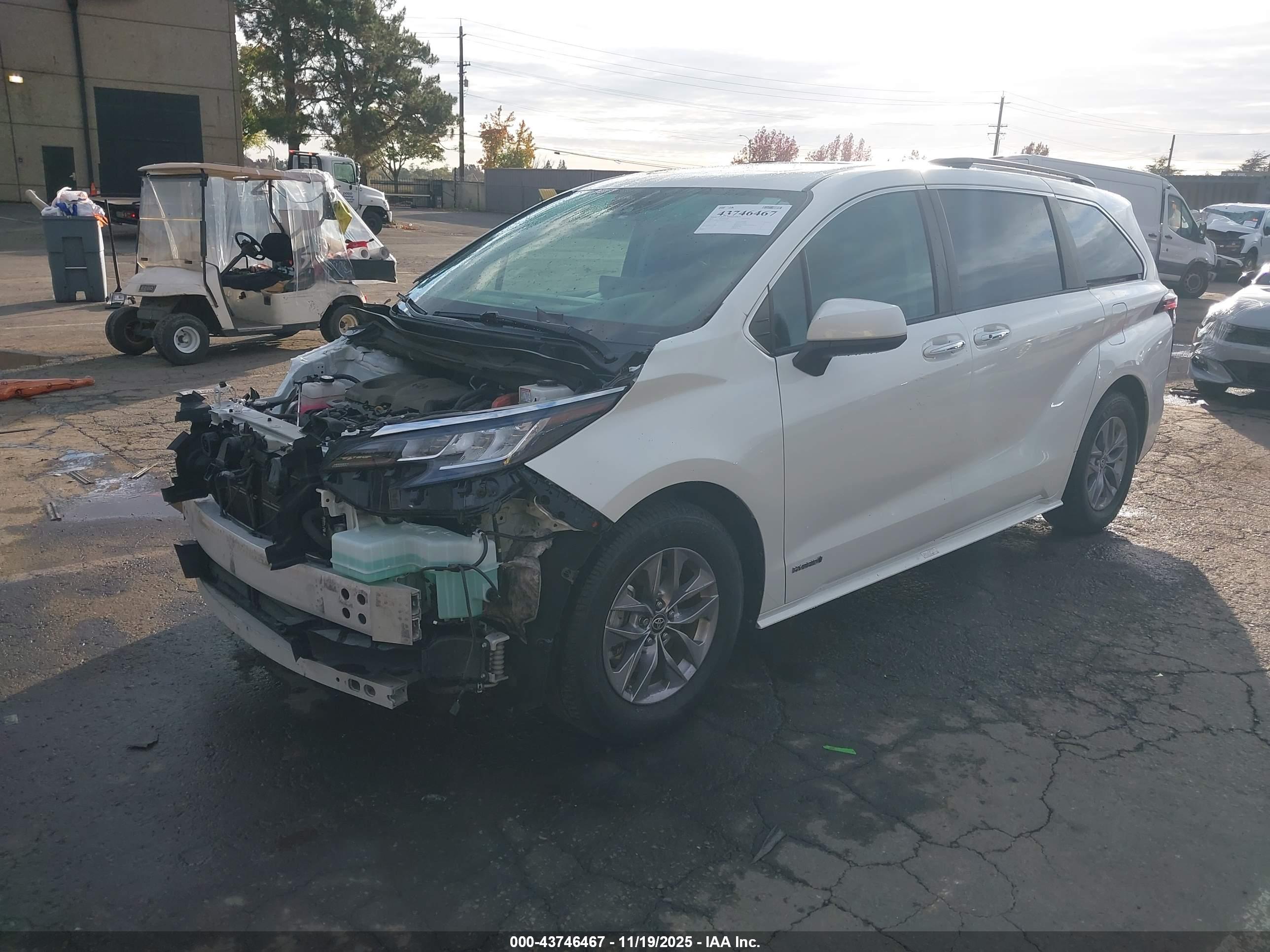 TOYOTA SIENNA image 2
