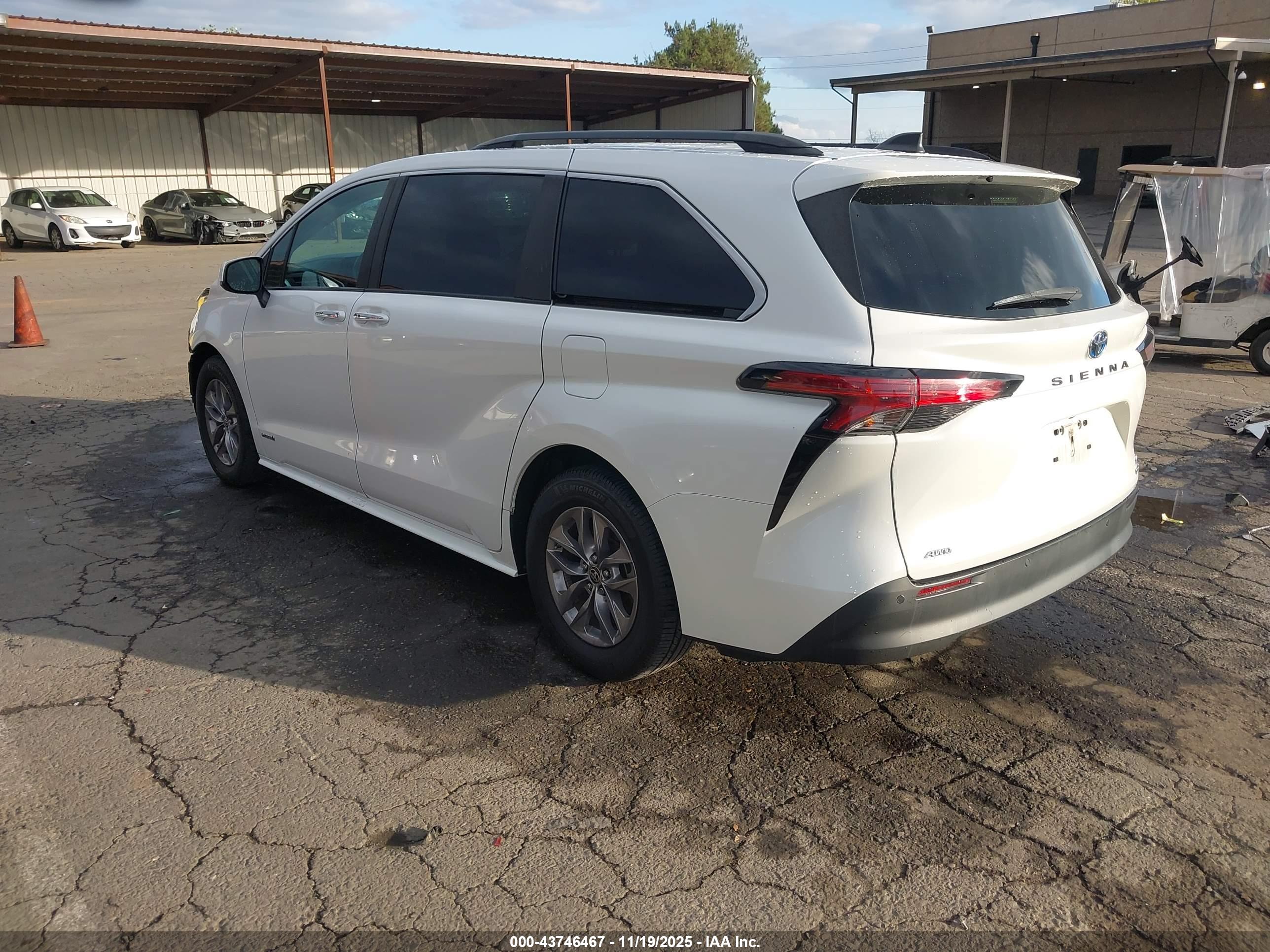 TOYOTA SIENNA image 3