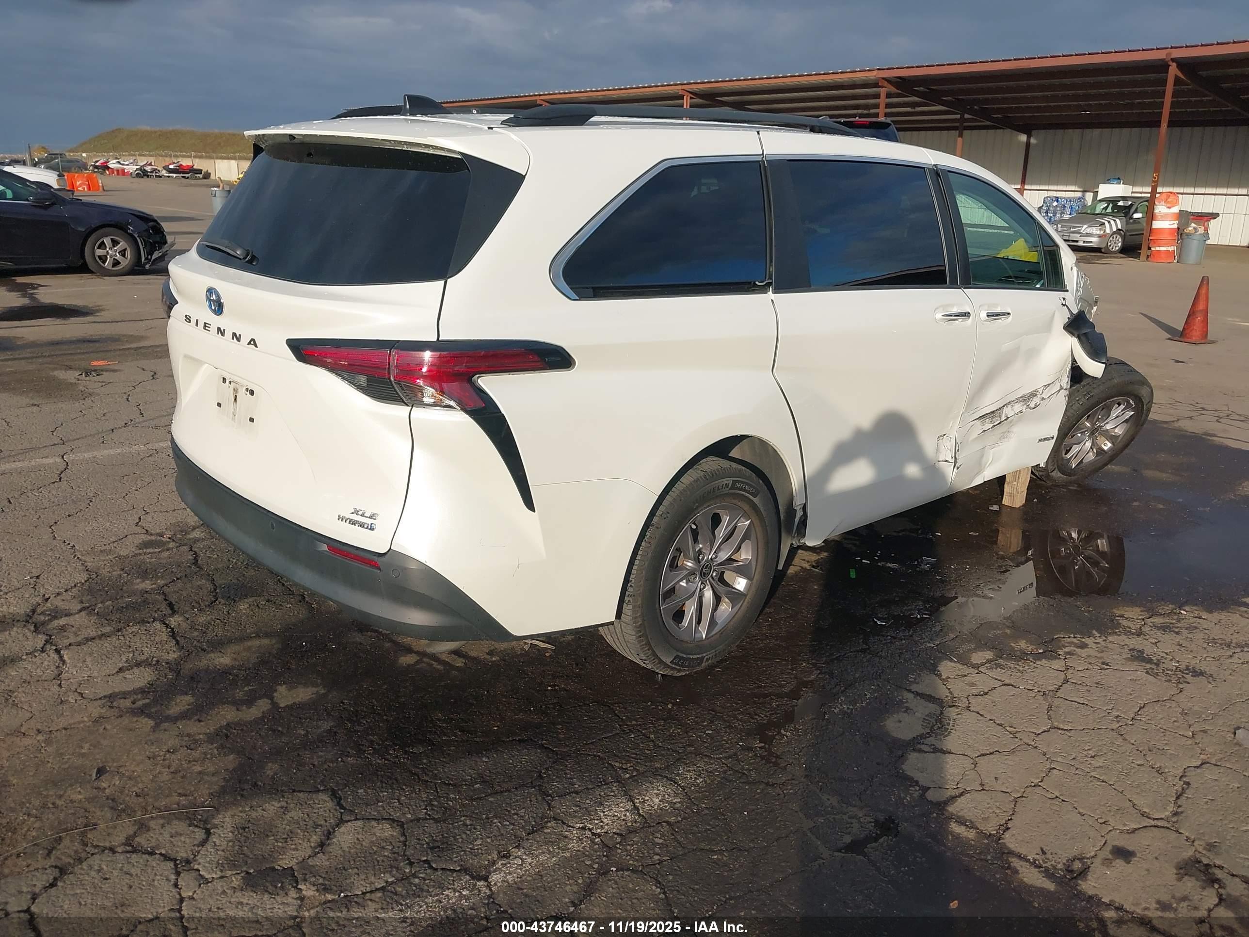 TOYOTA SIENNA image 4