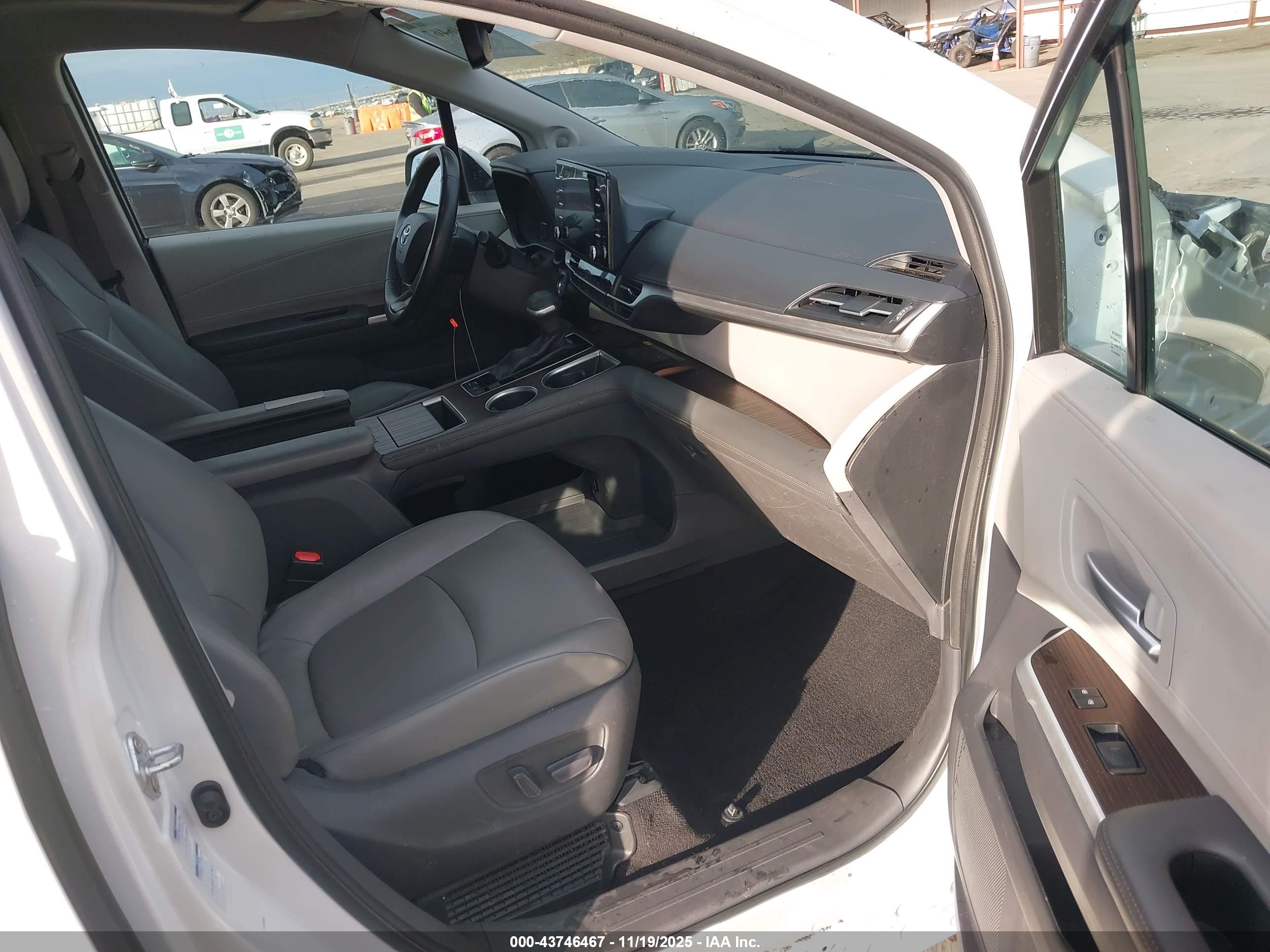 TOYOTA SIENNA image 5