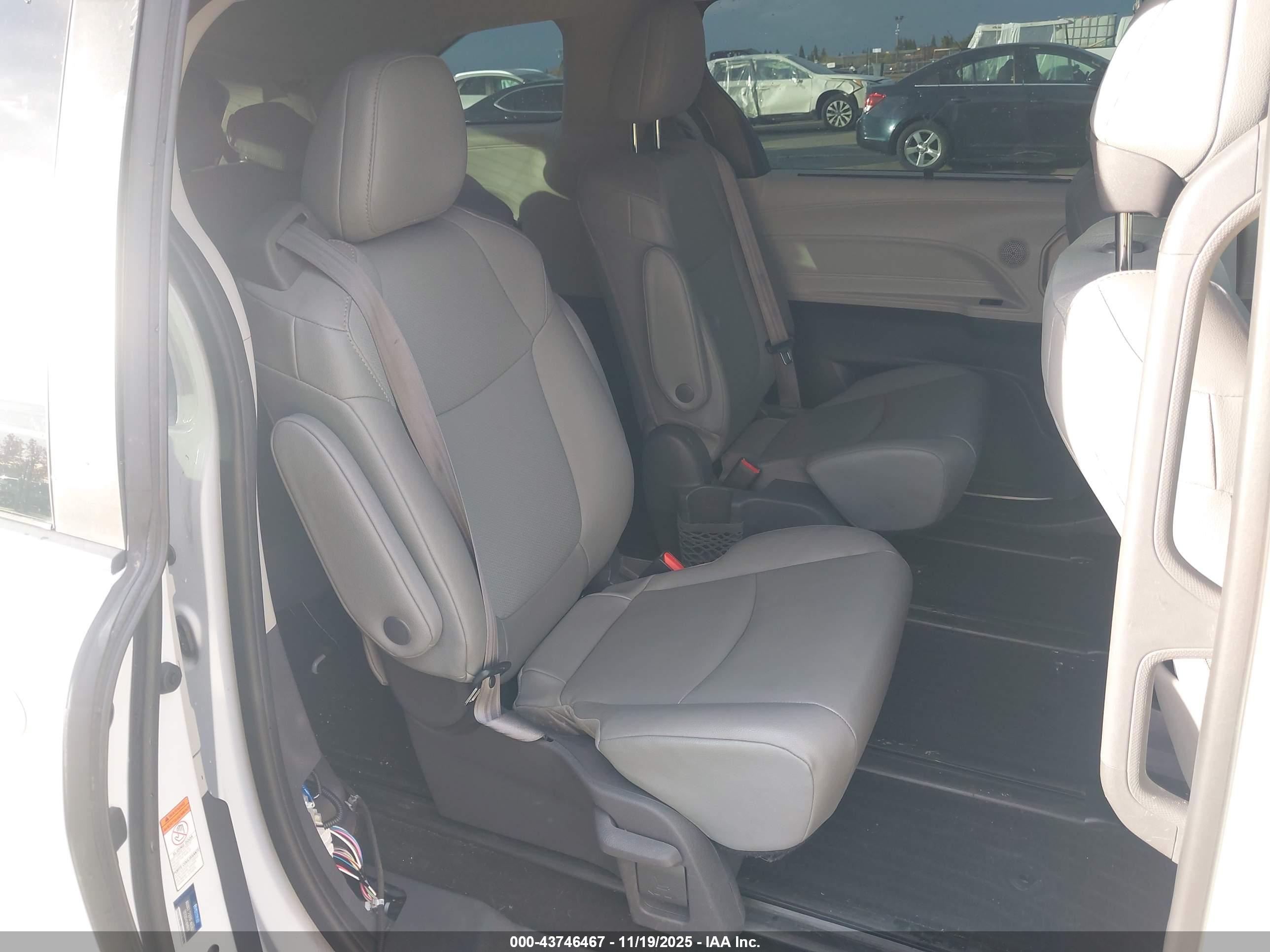 TOYOTA SIENNA image 8