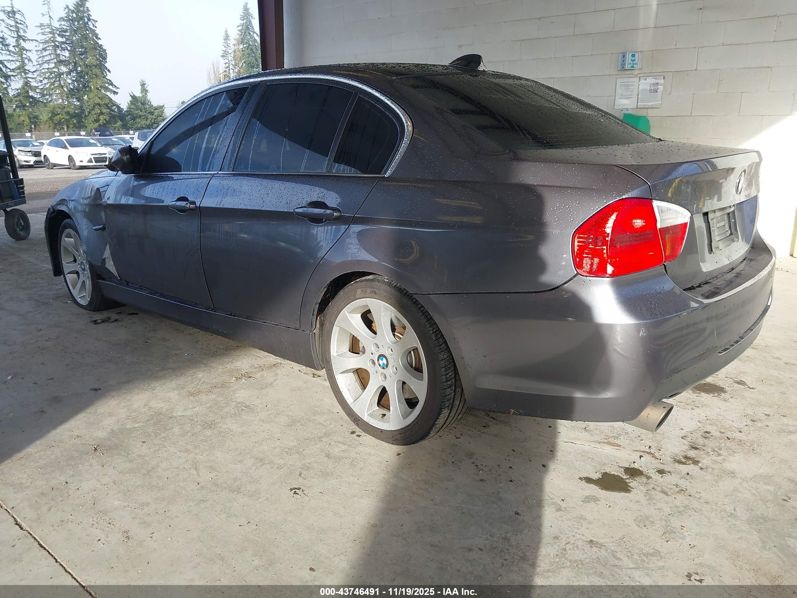 BMW 330XI image 3