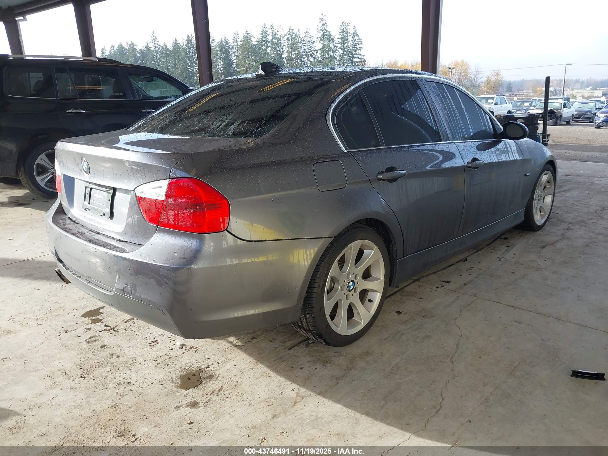 BMW 330XI image 4