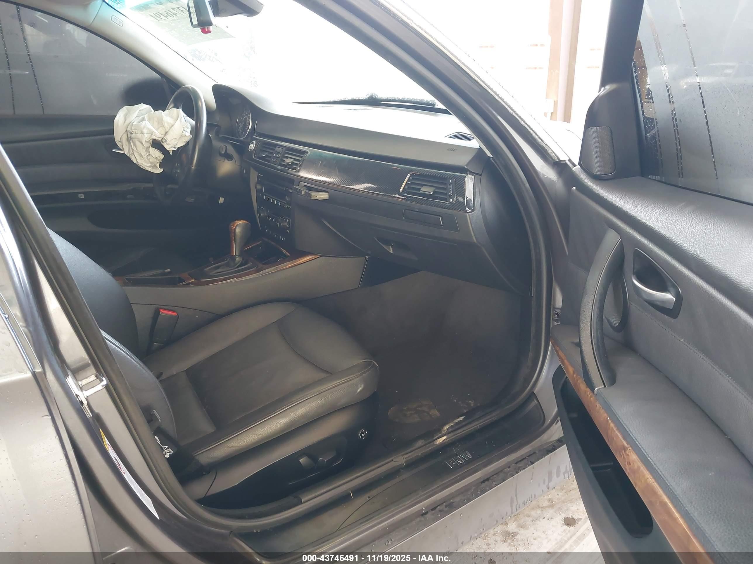 BMW 330XI image 5