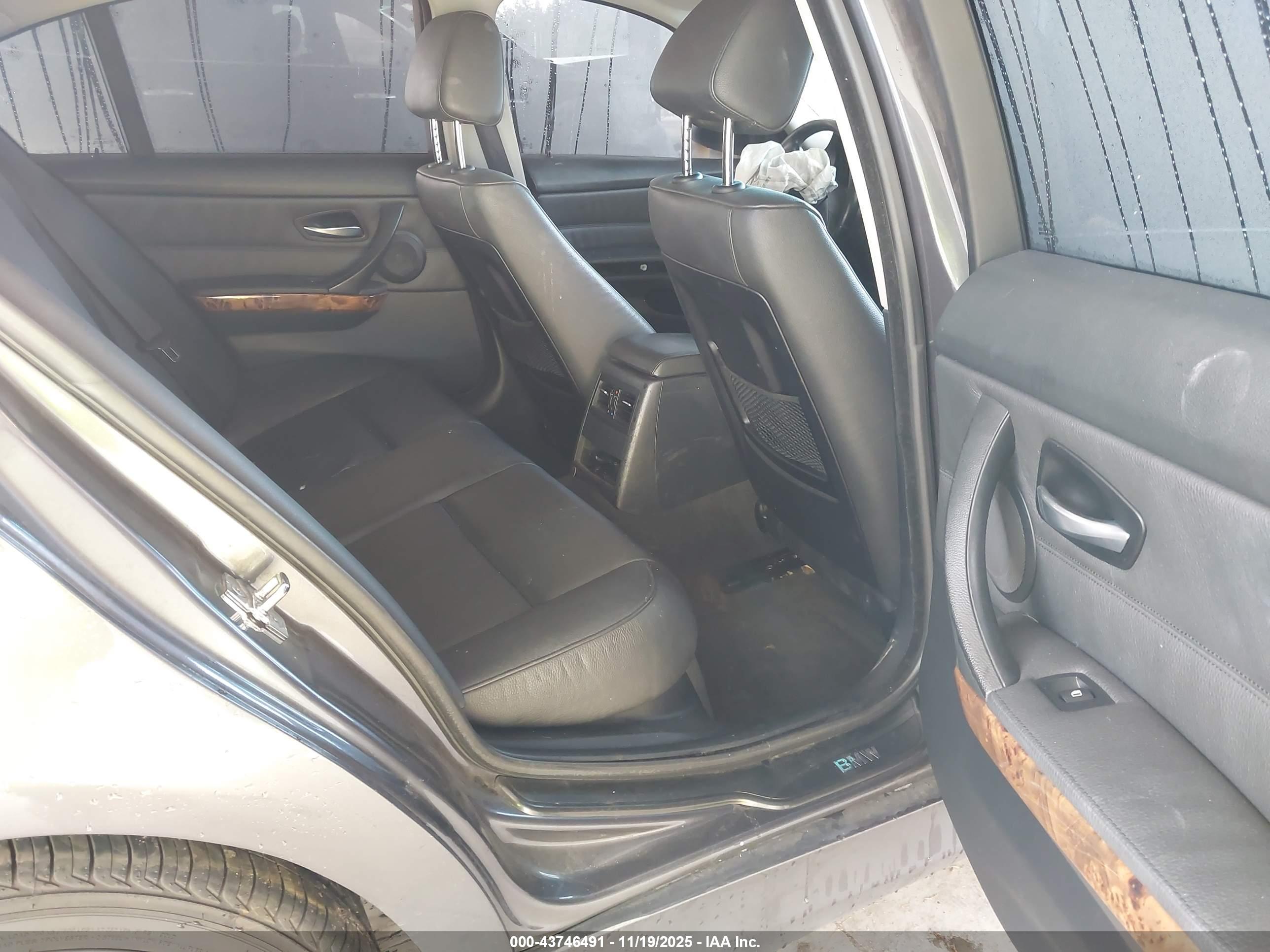 BMW 330XI image 8