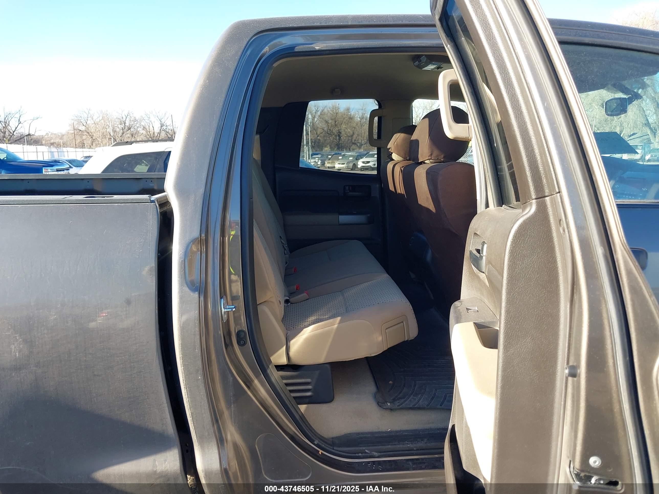 TOYOTA TUNDRA image 8