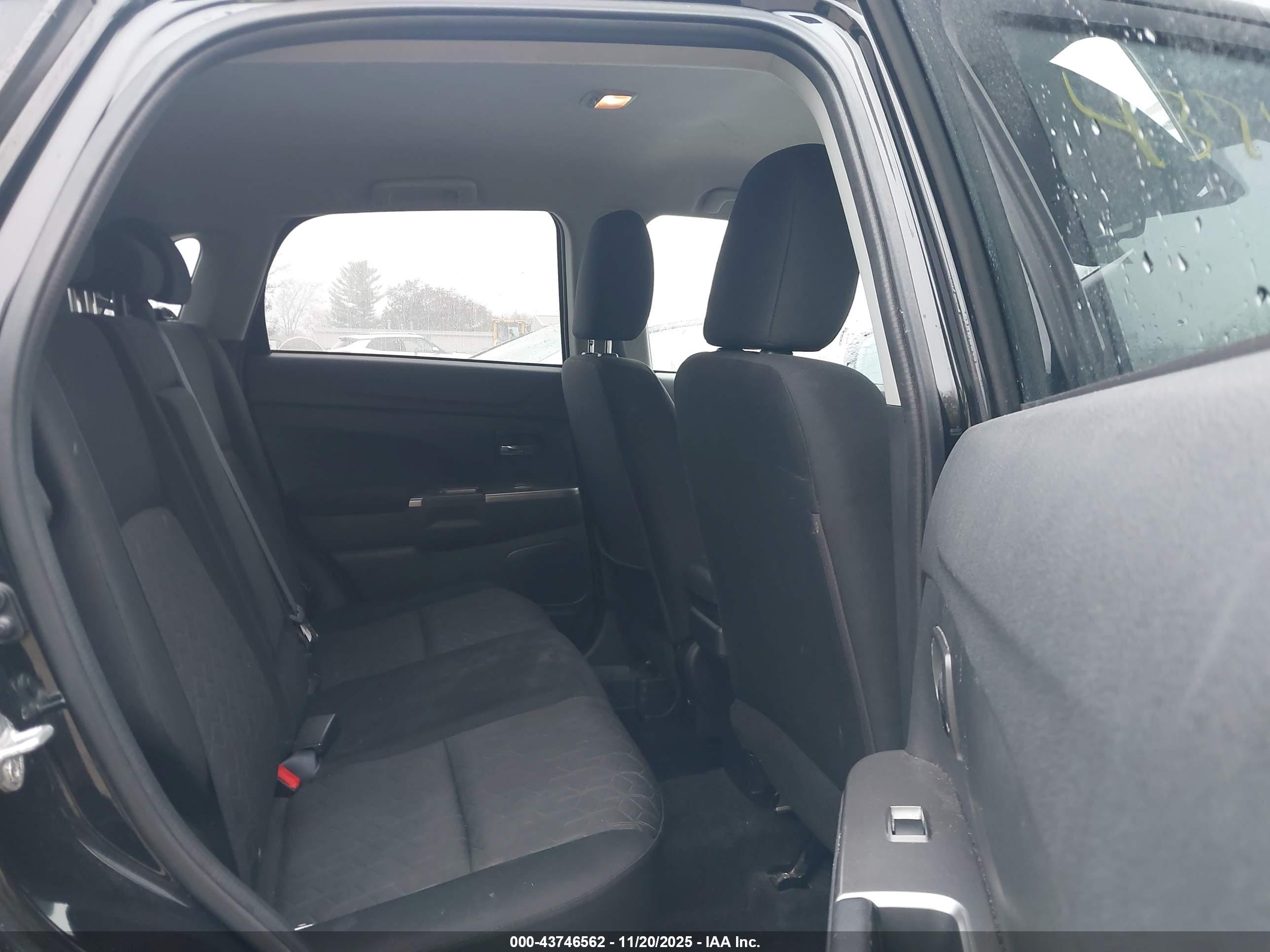 MITSUBISHI OUTLANDER image 8