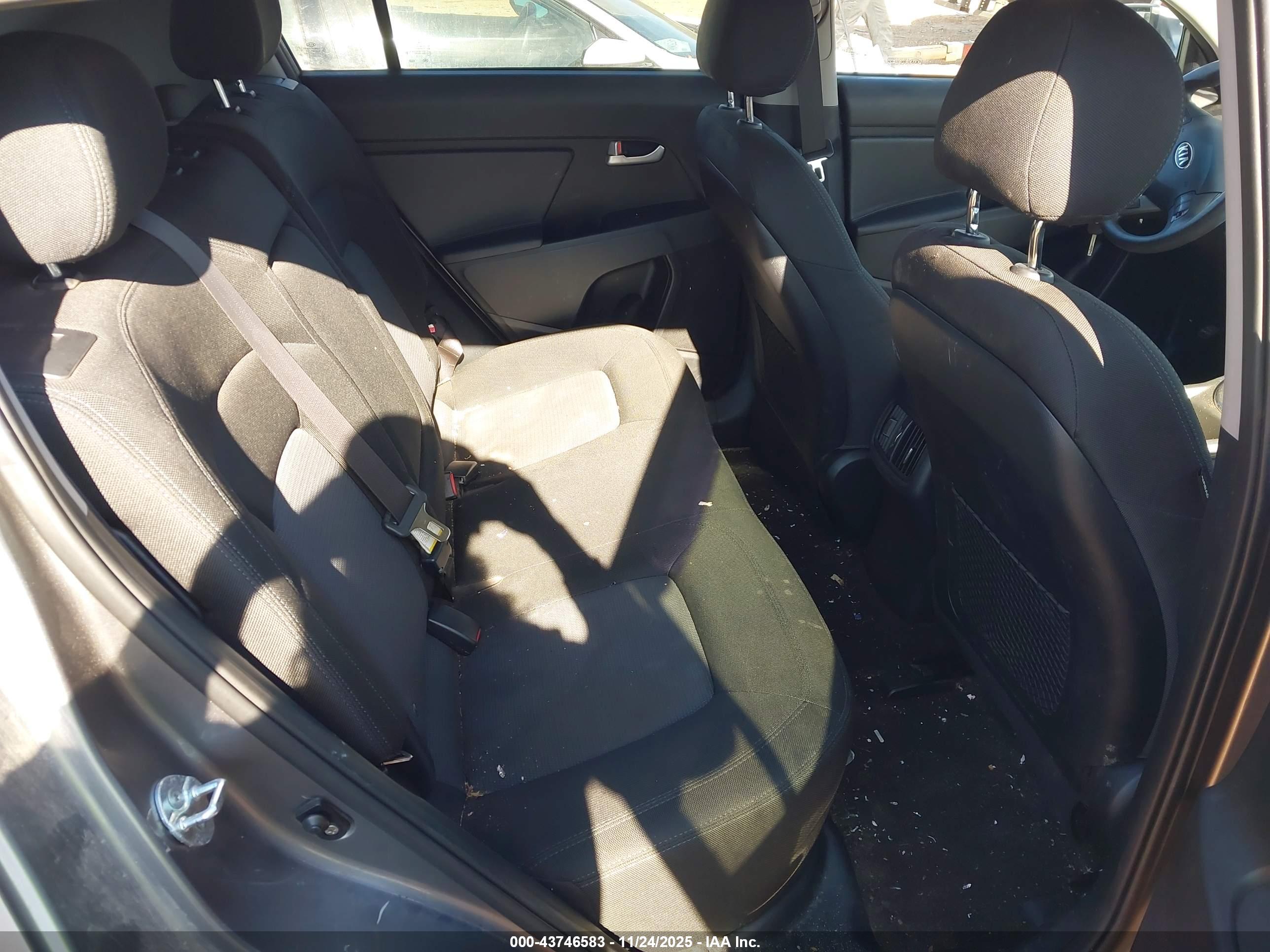 KIA SPORTAGE image 8