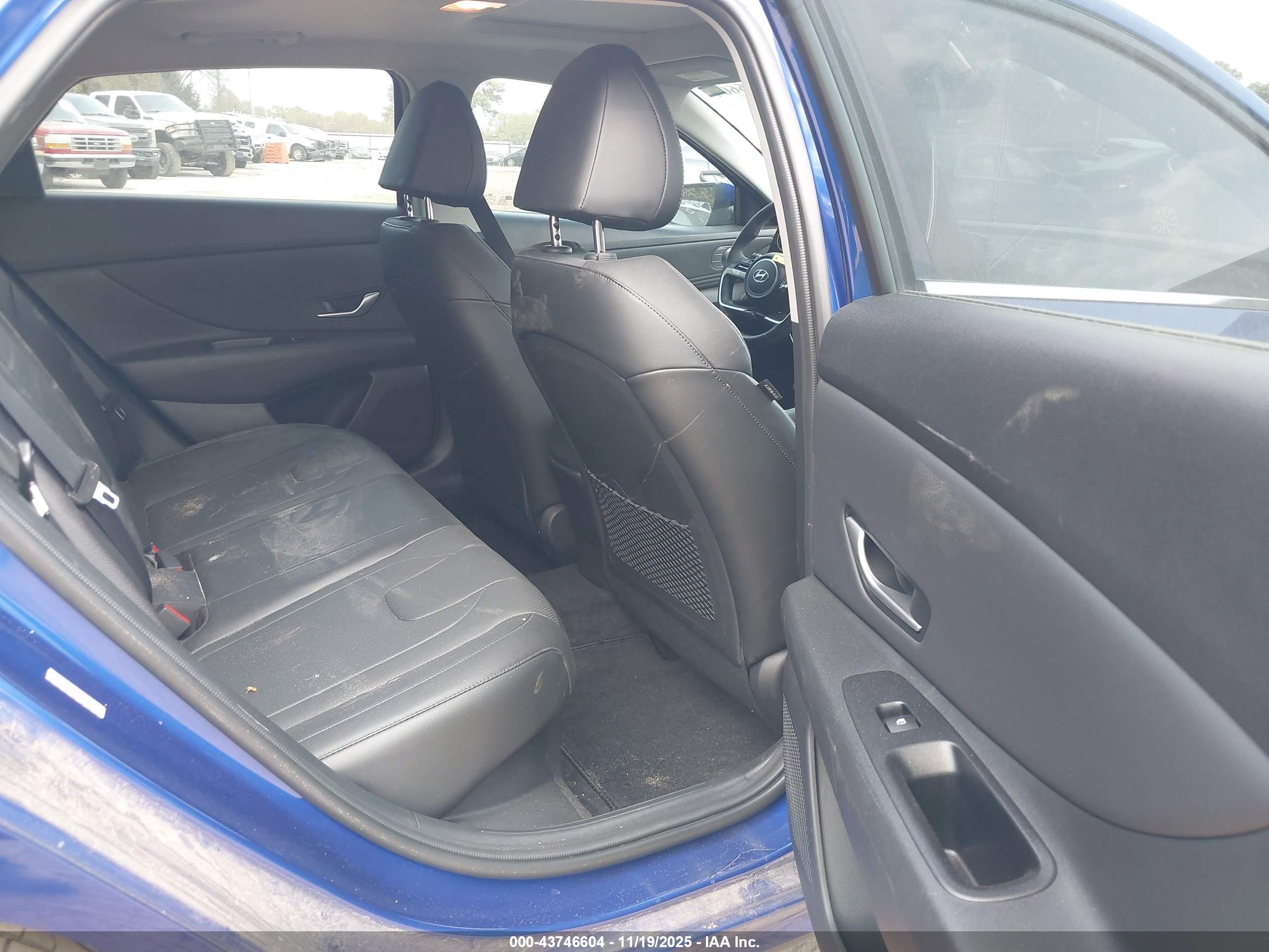 HYUNDAI ELANTRA image 8